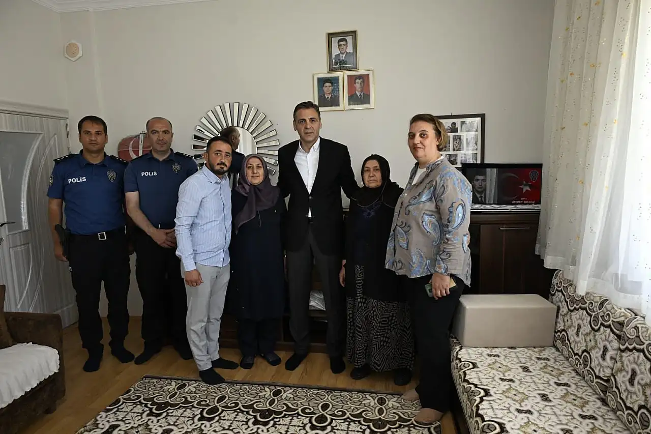 Şehit polis kabri başında dualarla anıldı