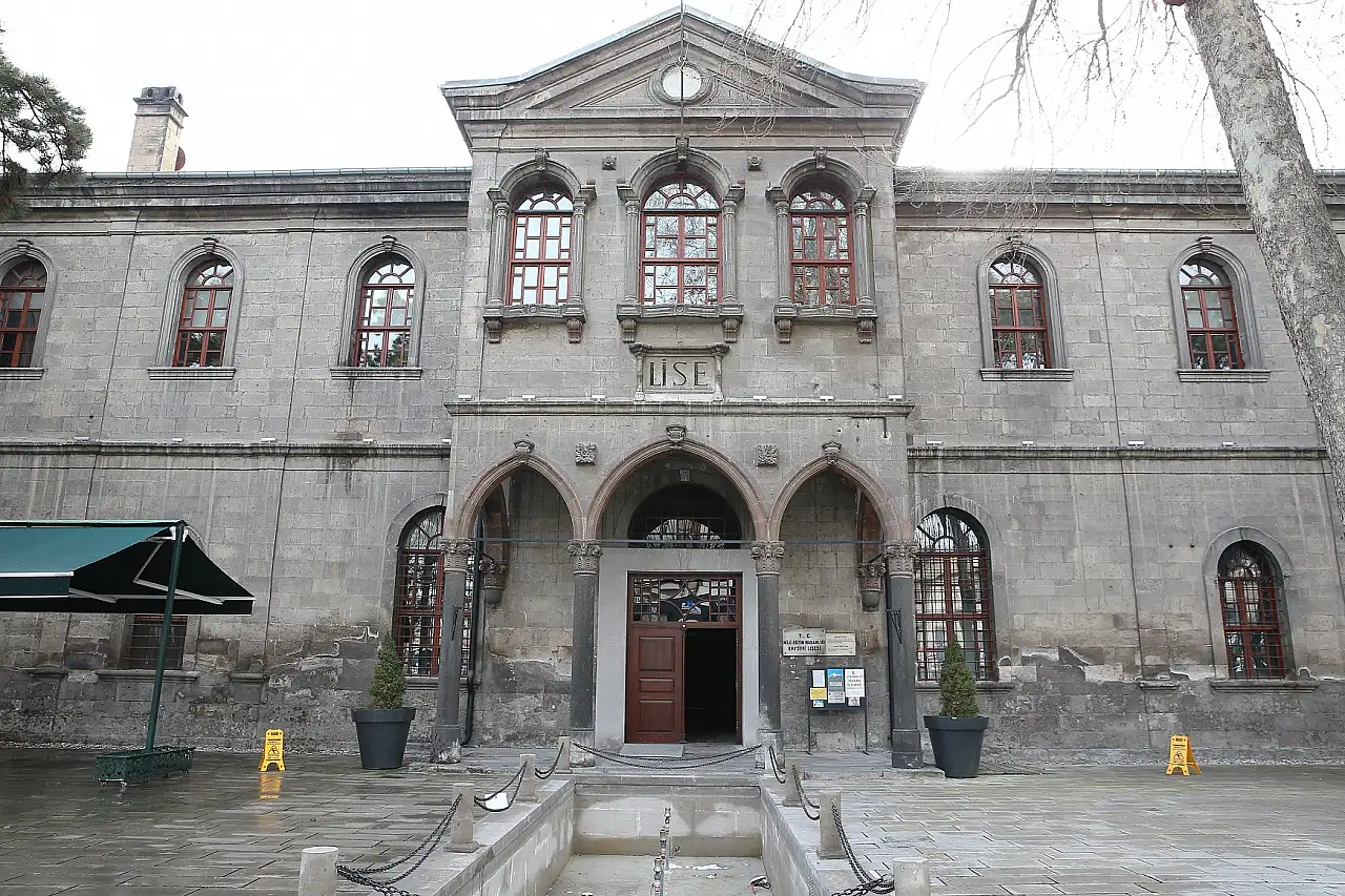 Öğrencileri şehit olduğu için mezun verememişti! Kayseri'de tarihi lisedeki alan şirkete tahsis ediliyor