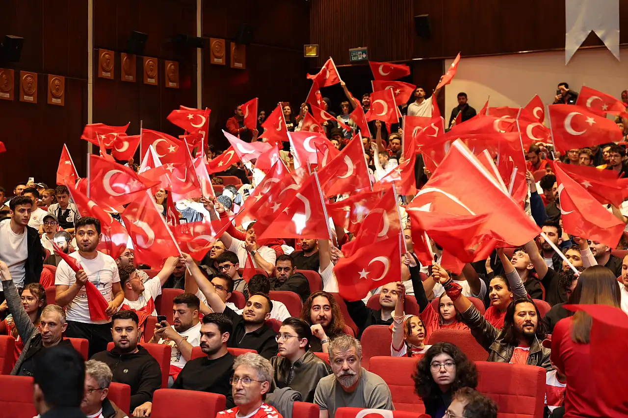 ERÜ'de personel ve öğrenciler dev ekrana kitlendi