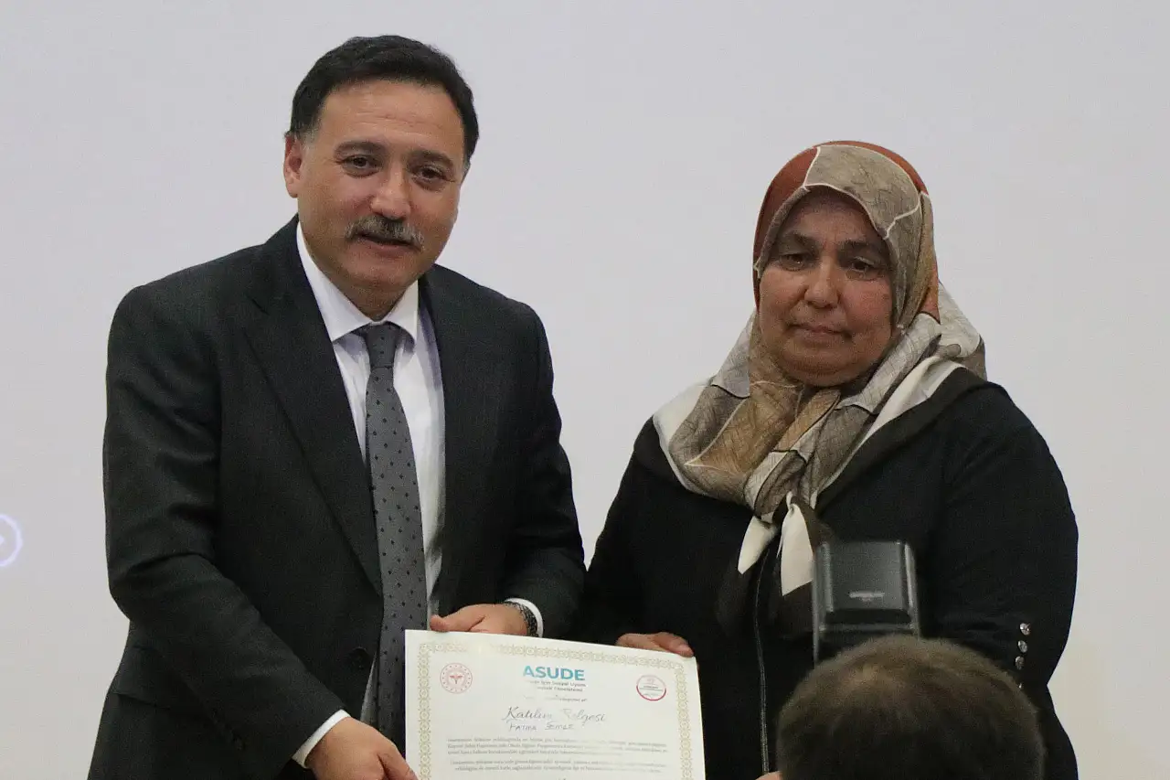 Kayseri Şehir Hastanesi'nde Aile Okulu mezunlarını verdi