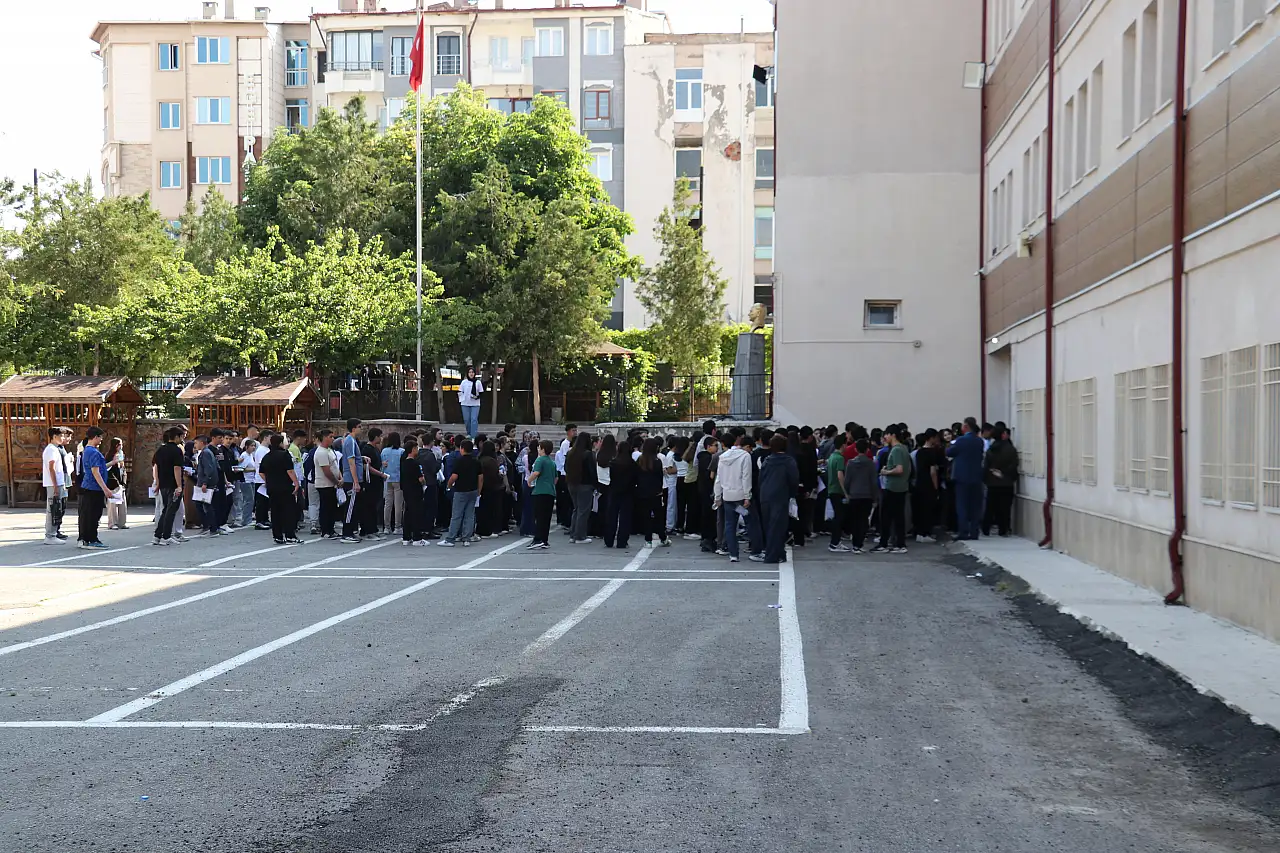 LGS heyecanı başladı: Öğrenciler sınavda!