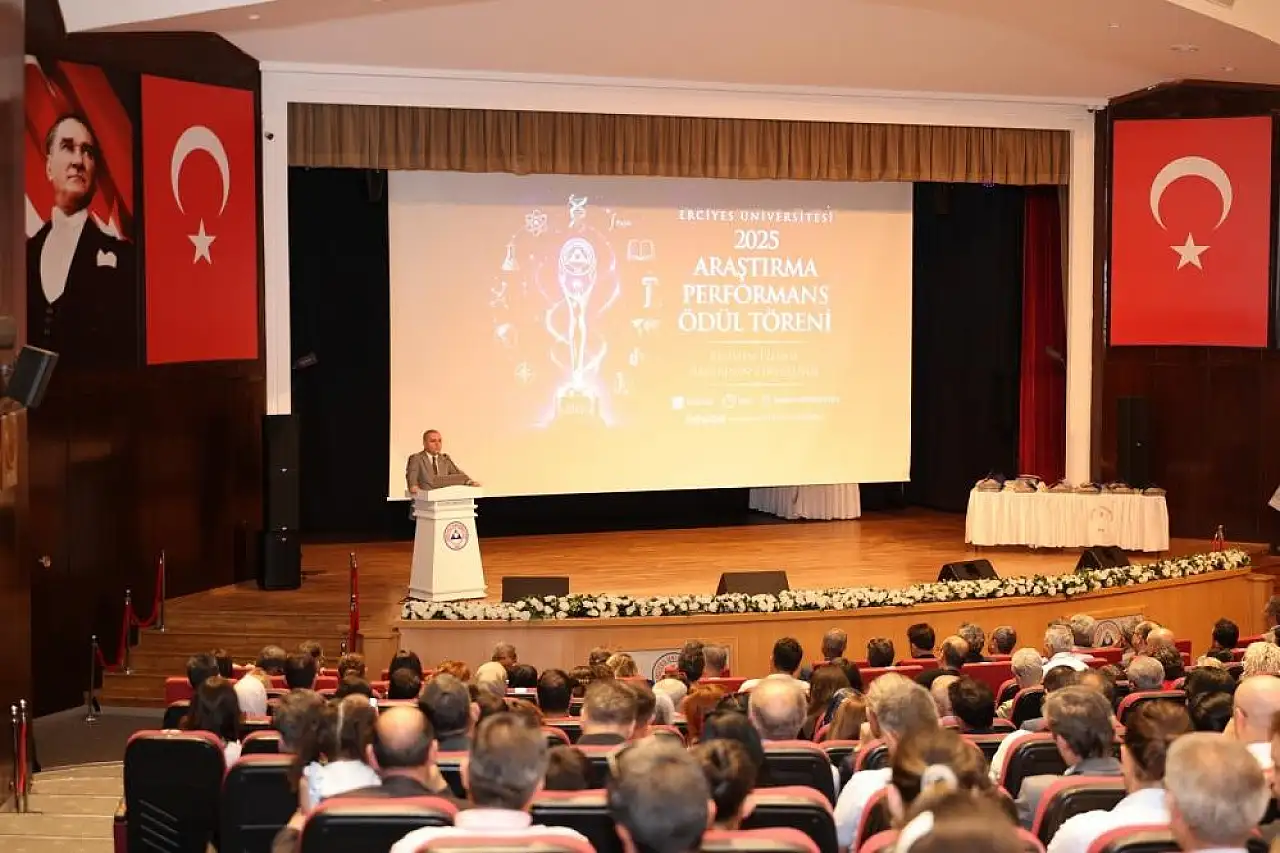 ERÜ'de düzenlenen ödül törenine yoğun ilgi