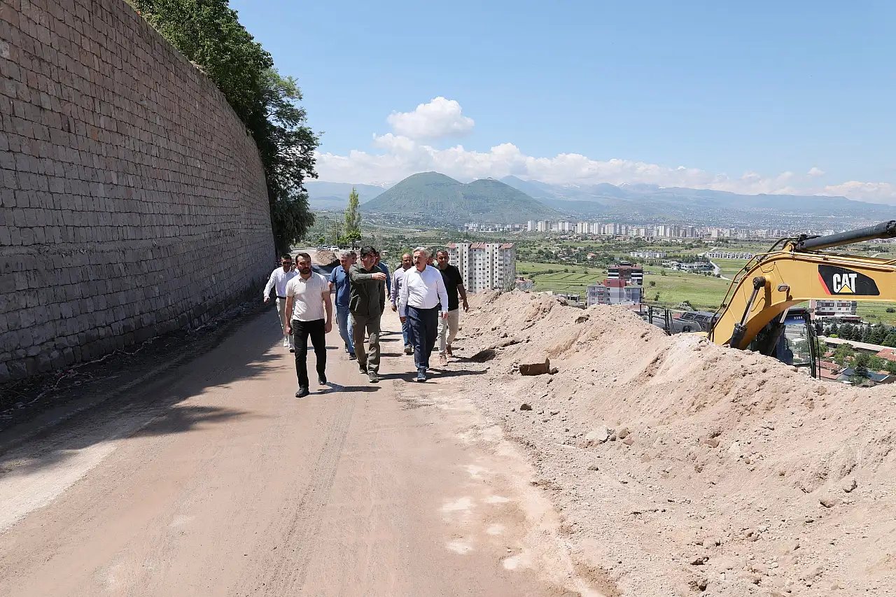 Melikgazi'de çöken duvarın yerine yenisi yapılıyor