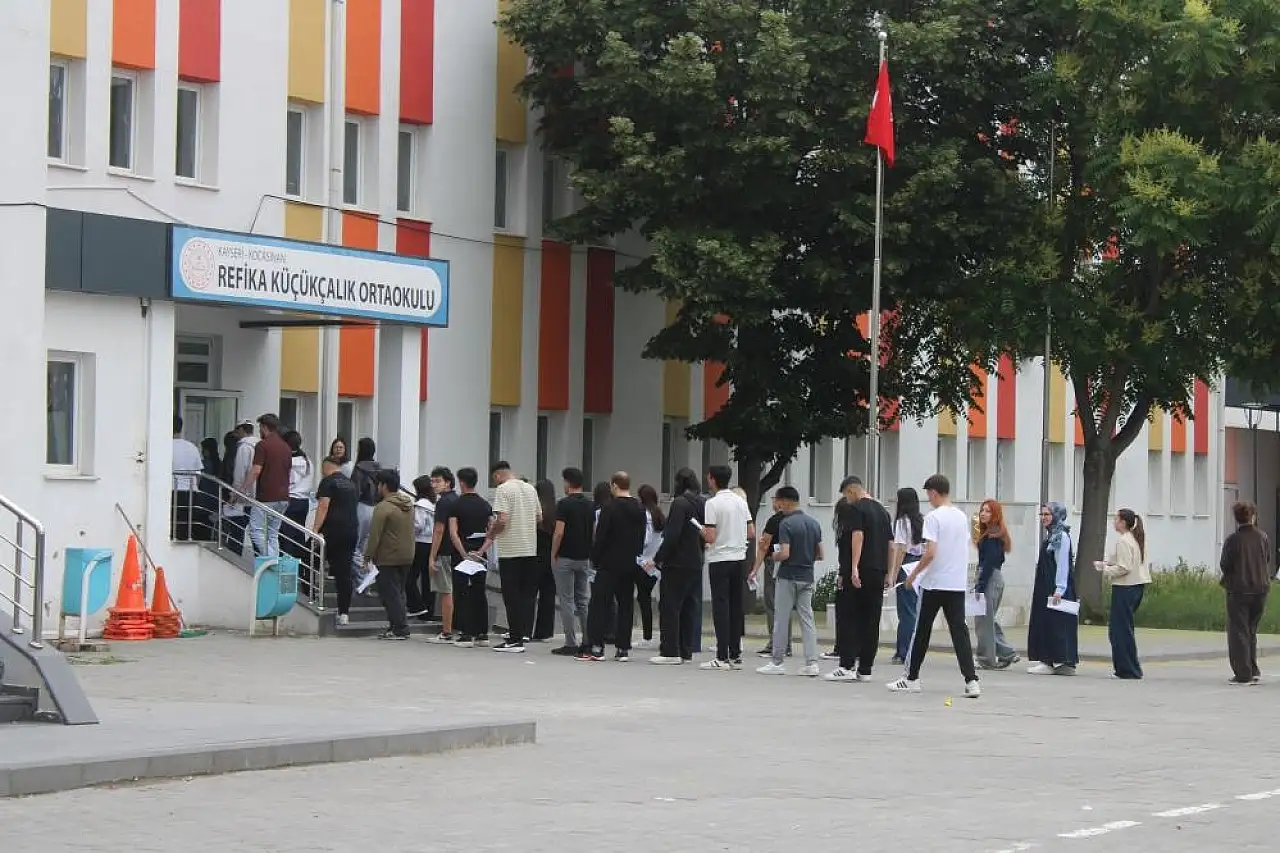Kayseri'de sınavı 2 dakika ile kaçırdı! Gözyaşlarını tutamadı