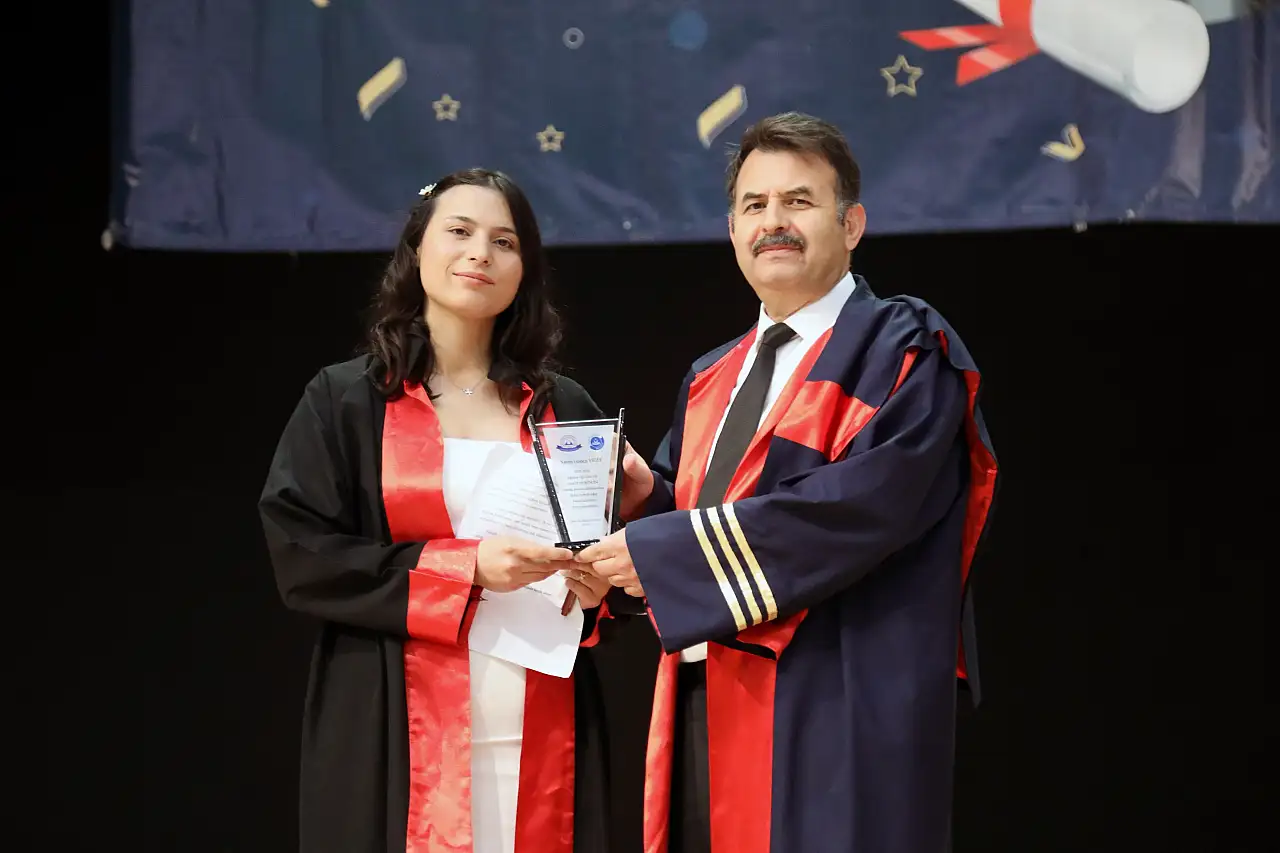 ERÜ Eğitim Fakültesi mezuniyet töreninde mezuniyet coşkusu