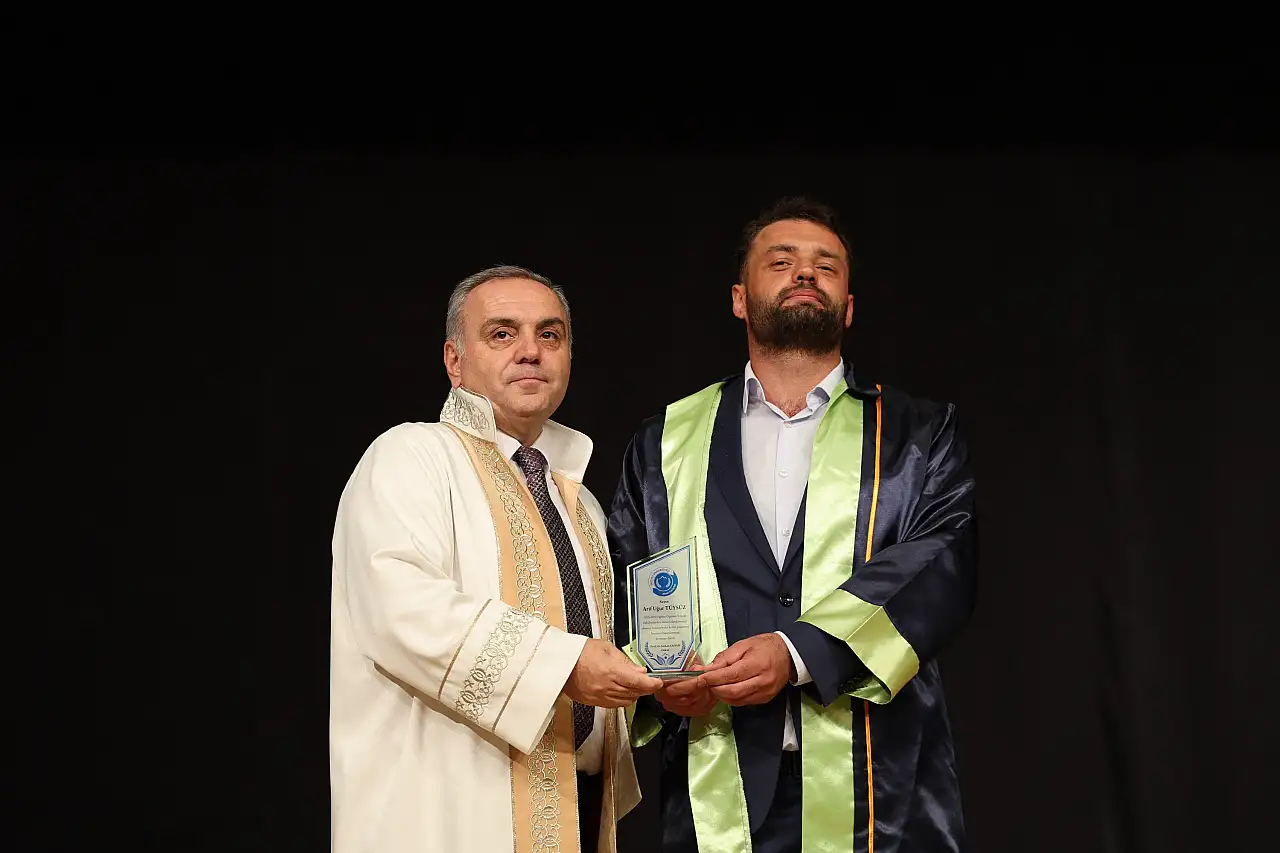 ERÜ'de mezunlara anlamlı mesaj