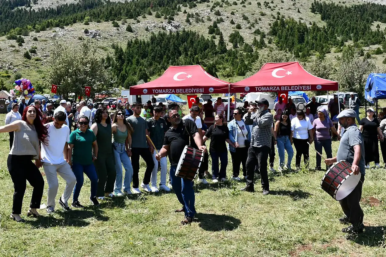 Kayseri'deki şenlikte coşku dolu anlar! Sanatçılar sahne aldı