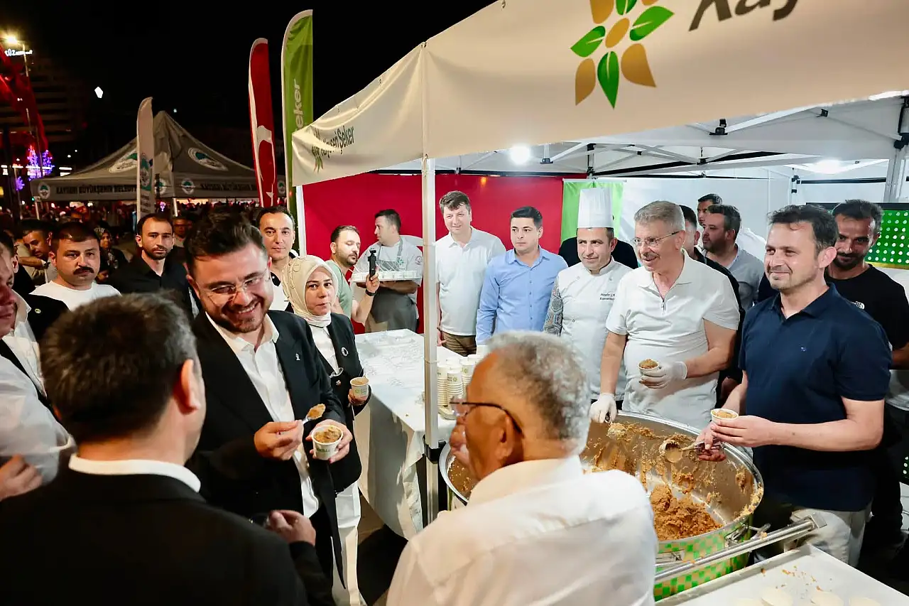 Kayseri Cumhuriyet Meydanı'nda yoğunluk! Vatandaşlar akın etti
