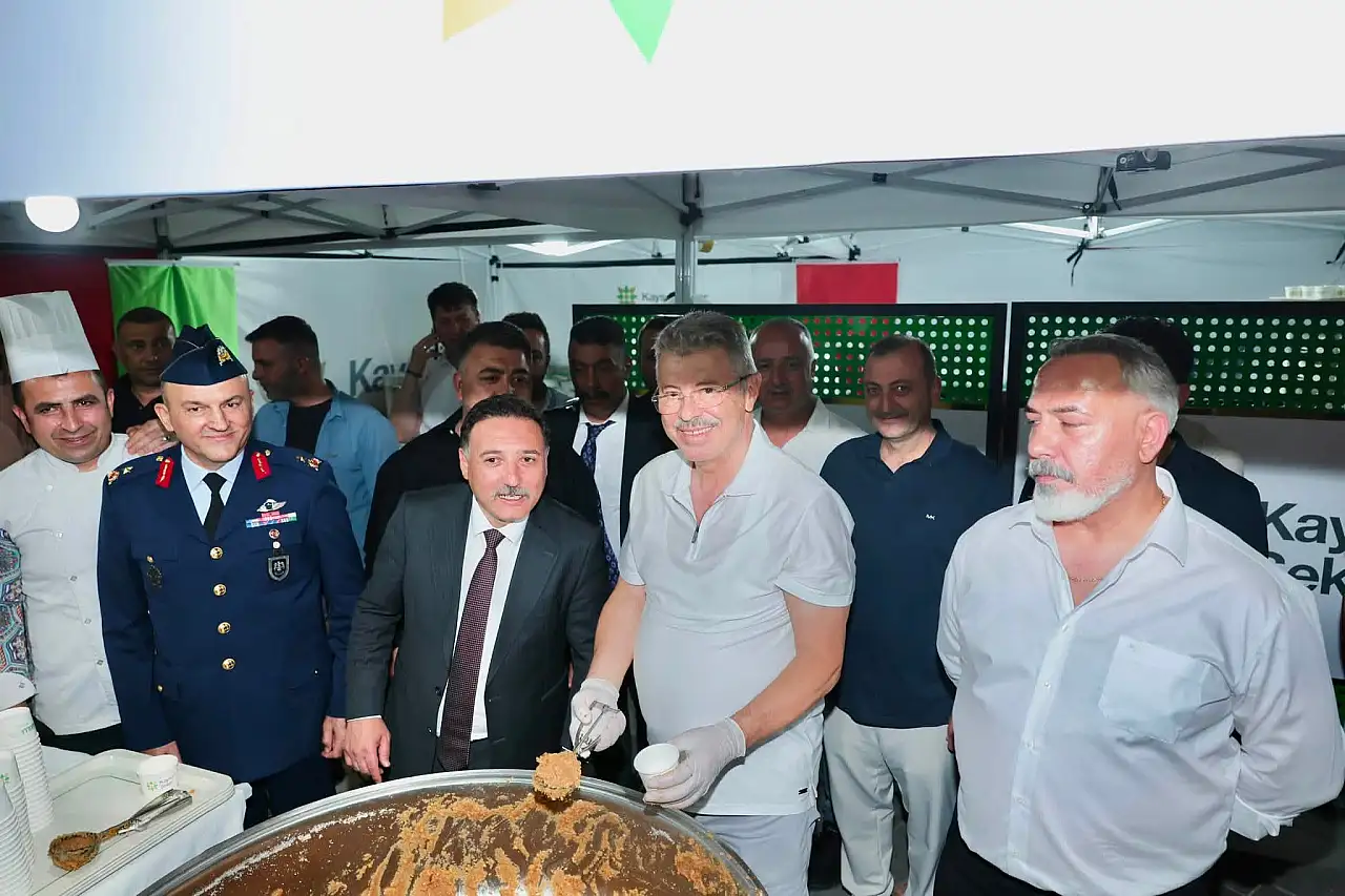 Kayseri Cumhuriyet Meydanı'nda yoğunluk! Vatandaşlar akın etti