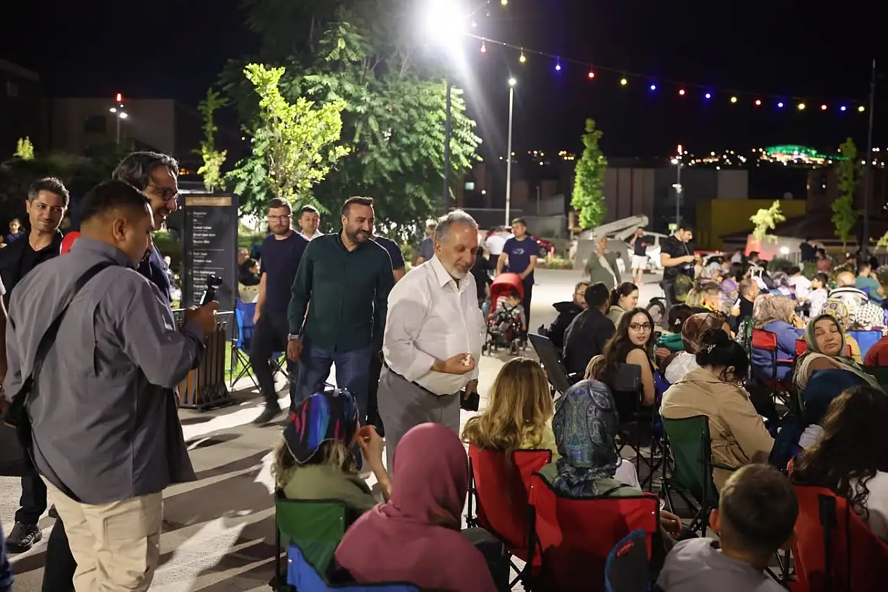 Sandalyesini mısırını kapan gitti! Ücretsiz açık hava sineması...