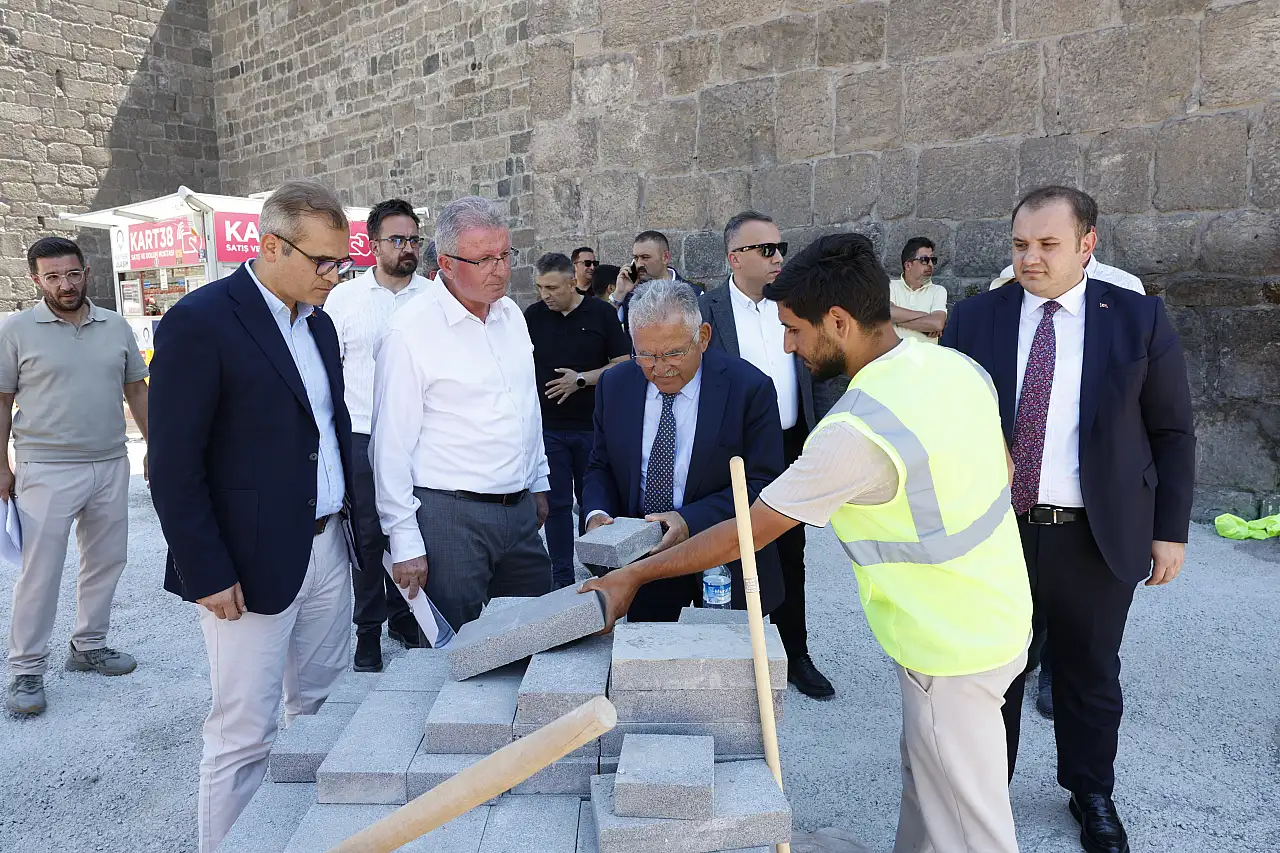 Büyükkılıç: Cumhuriyet Meydanı estetik ve dayanıklı olacak