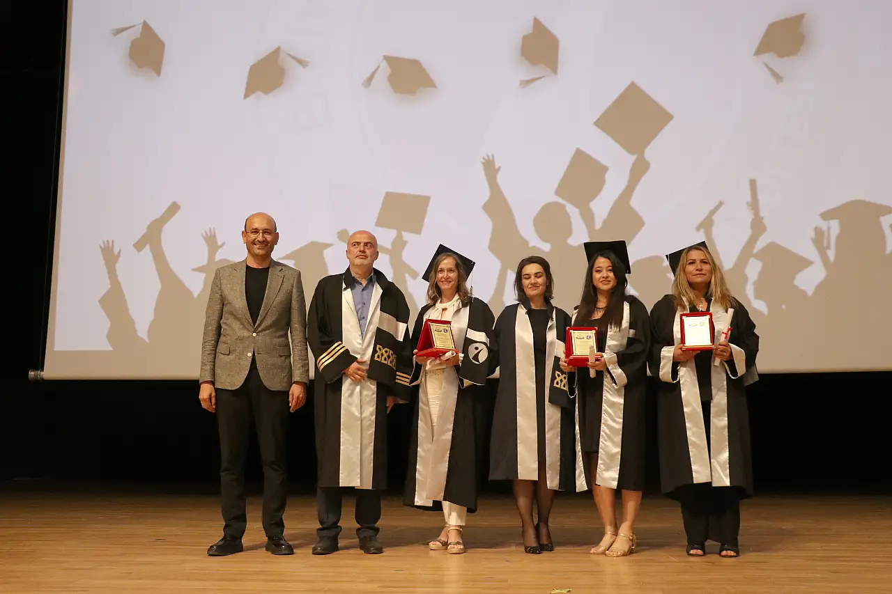 Gökmen Çiçek ERÜ mezunlarına seslendi: Doğru bilgilendirme sorumluluğunuz var