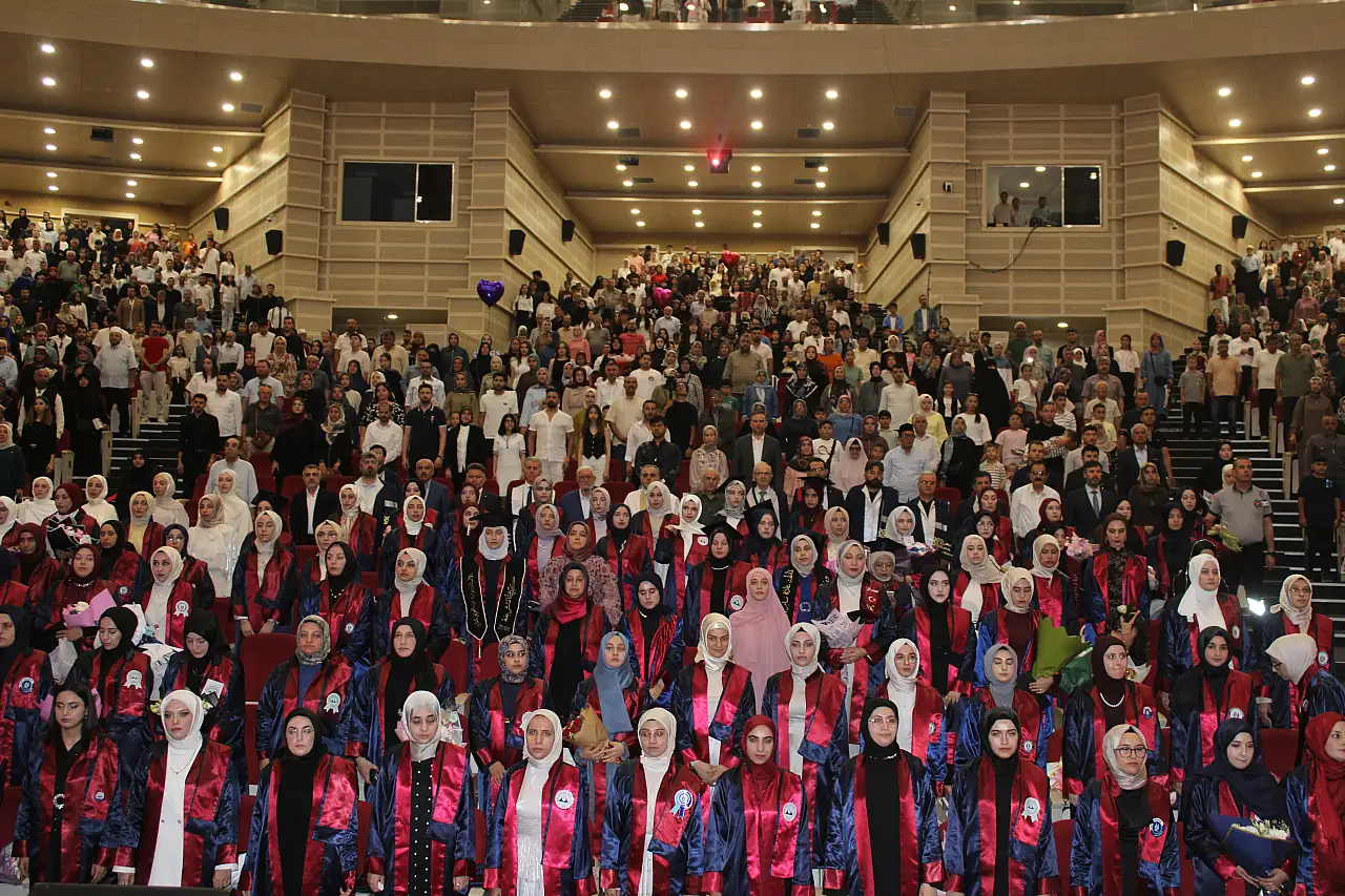 ERÜ İlahiyat Fakültesi 242 mezun verdi