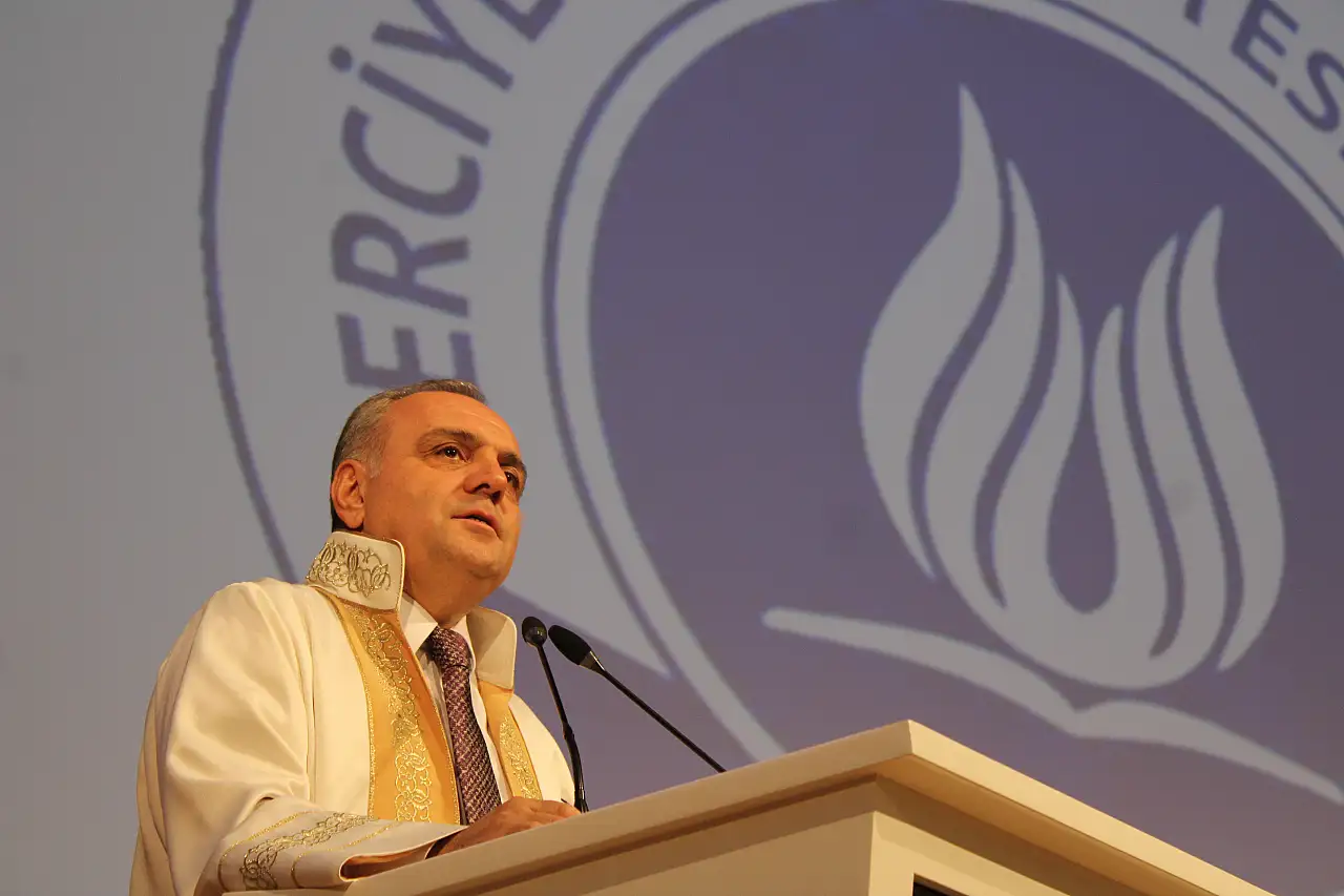 ERÜ İlahiyat Fakültesi 242 mezun verdi