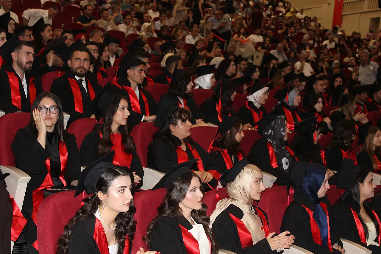 ERÜ İİBF 44. dönem mezunlarını verdi