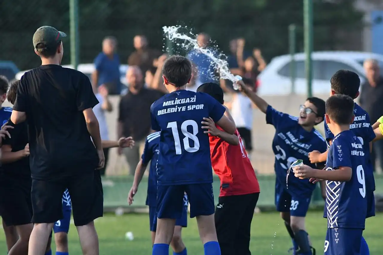 U11'de mutlu son: Melikgazi Belediyespor şampiyon!
