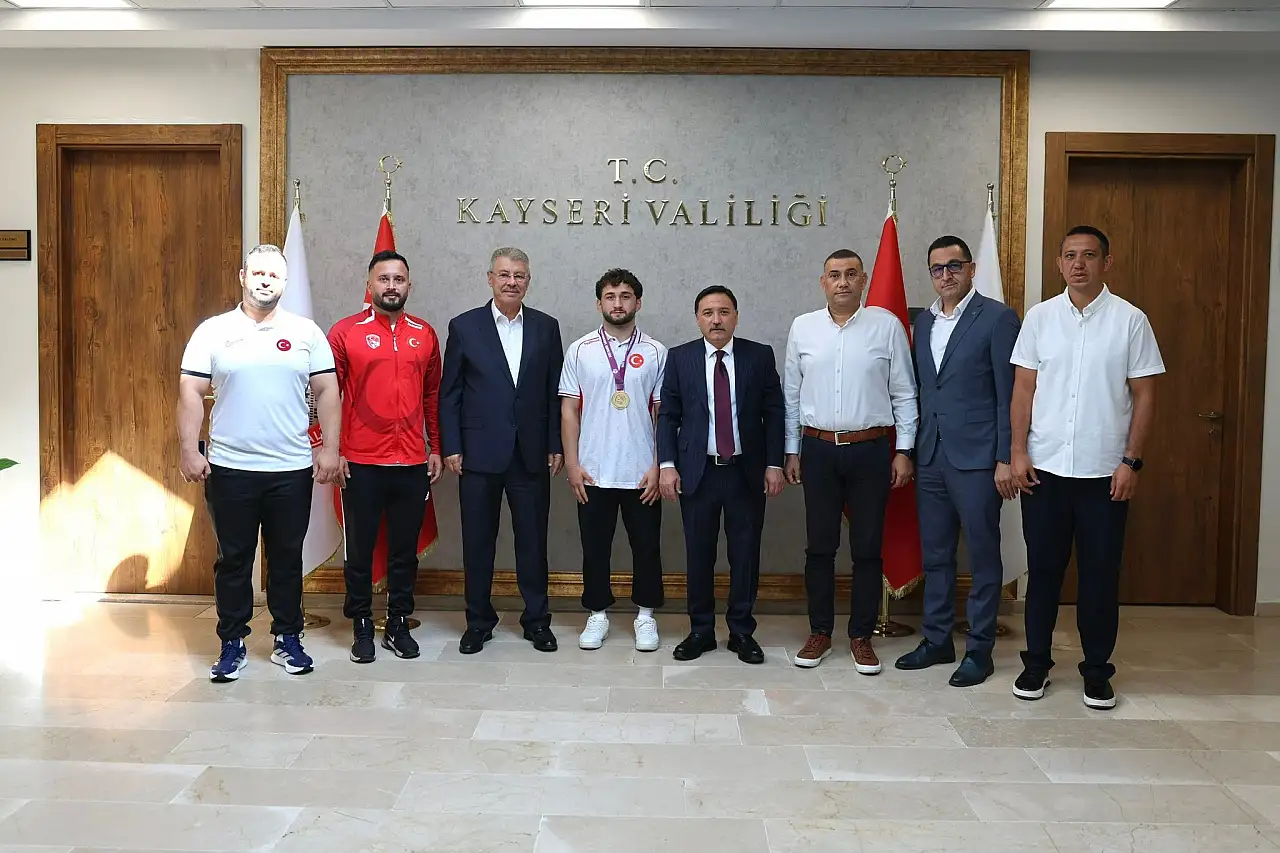 Vali Çiçek, milli sporcuyu makamında tebrik etti