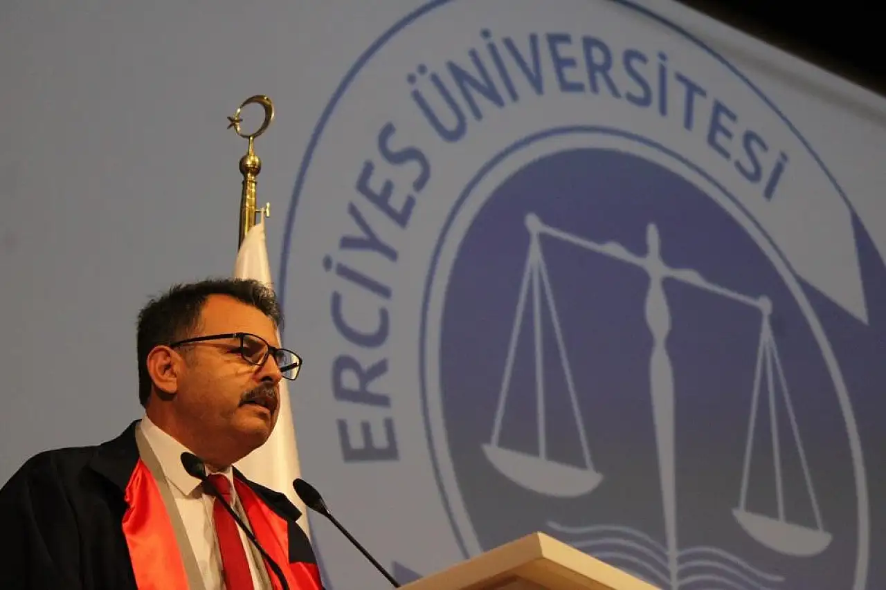 ERÜ Hukuk'ta mezuniyet heyecanı! 208 öğrenci kep attı