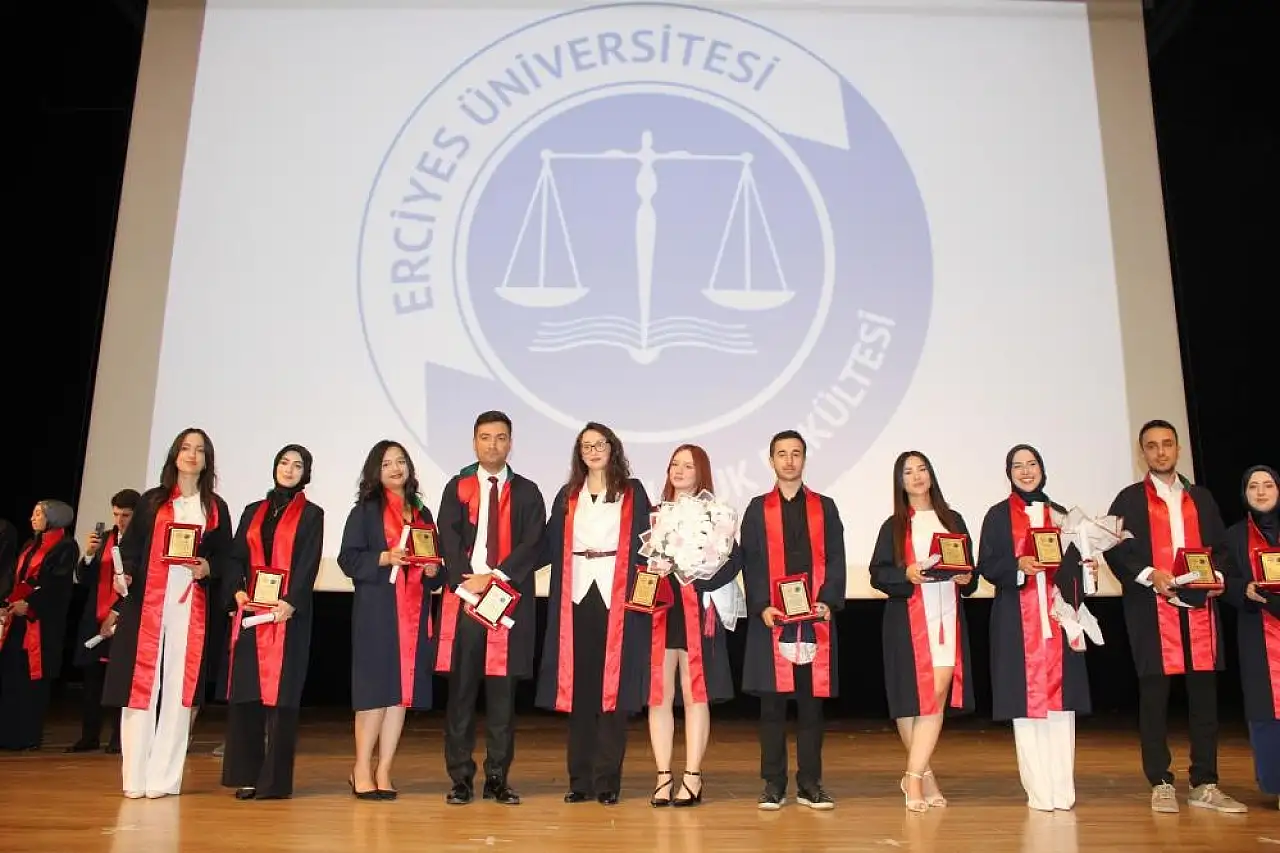 ERÜ Hukuk'ta mezuniyet heyecanı! 208 öğrenci kep attı