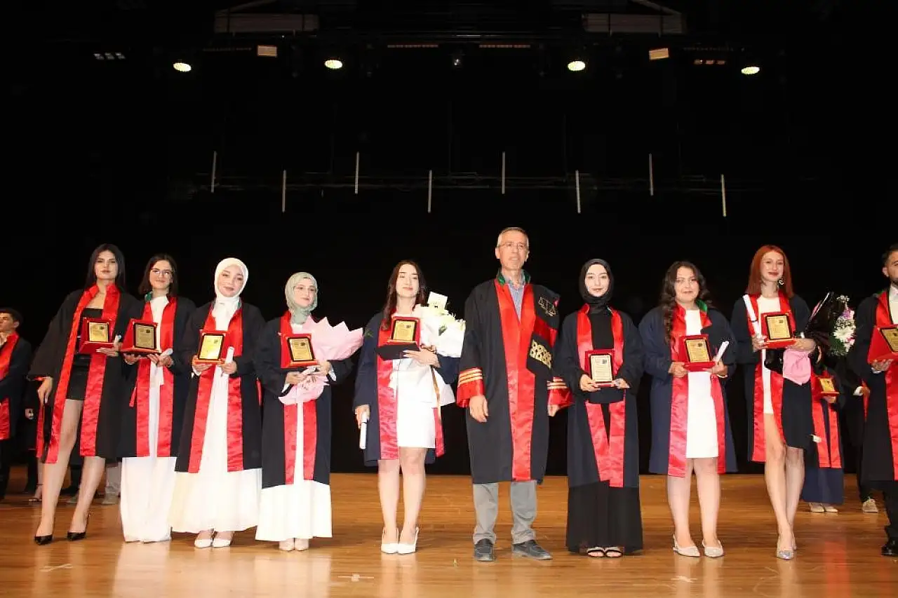 ERÜ Hukuk'ta mezuniyet heyecanı! 208 öğrenci kep attı