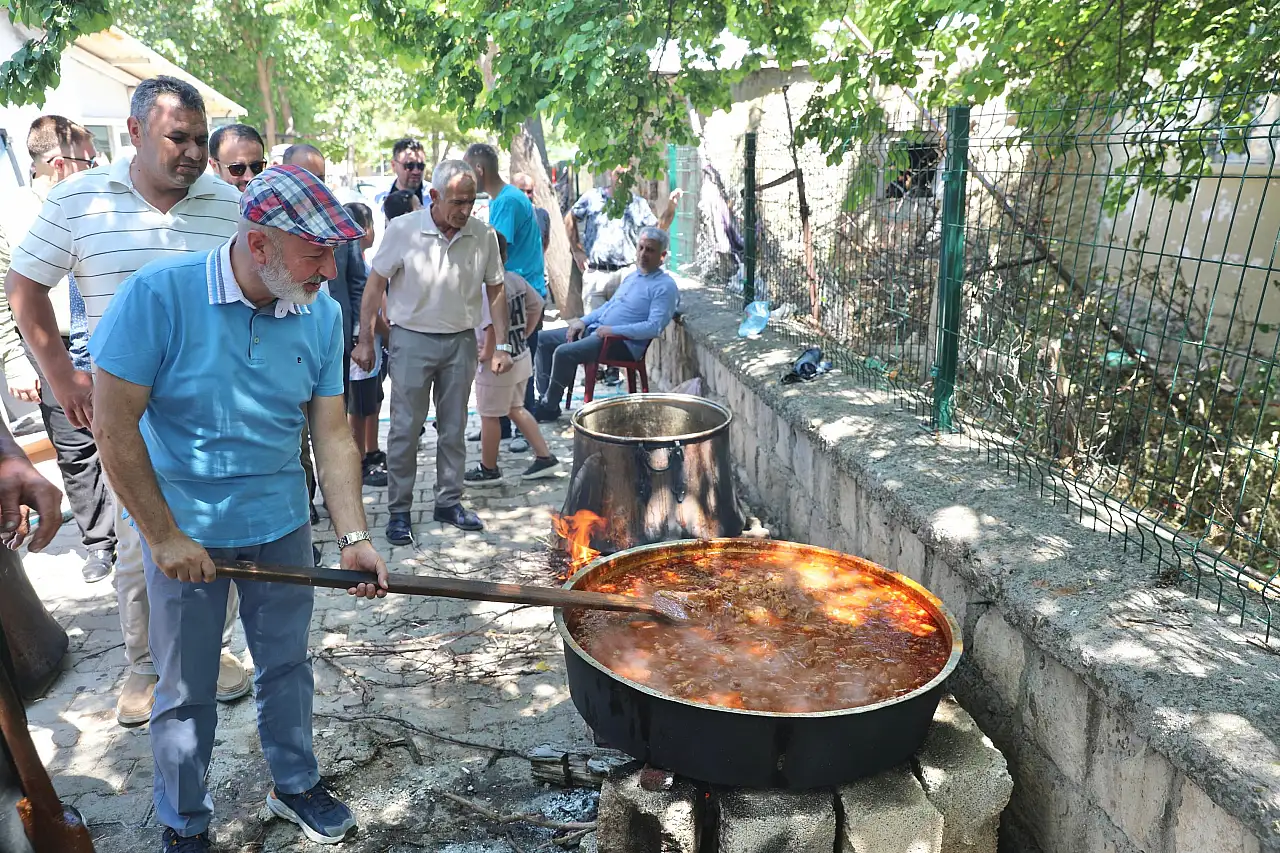 Başkan Büyükkılıç kazan başında! Ücretsiz dağıtıldı