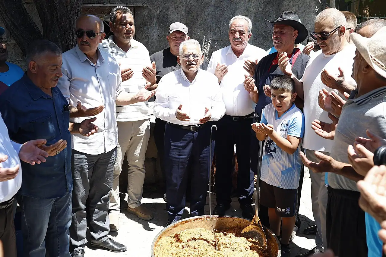 Başkan Büyükkılıç kazan başında! Ücretsiz dağıtıldı