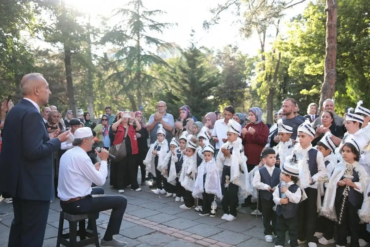 Kayseri'de sünnet düğünü gerçekleştirdi: Gelenek görenek unutulmadı!