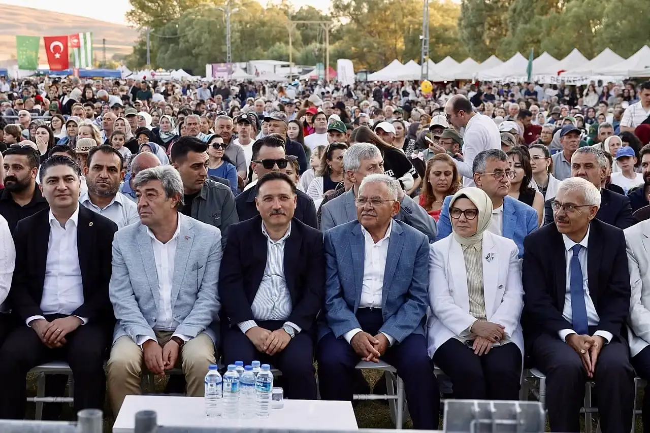Başkan Memduh Büyükkılıç, Kayseri'de kültürel coşkuya ortak oldu