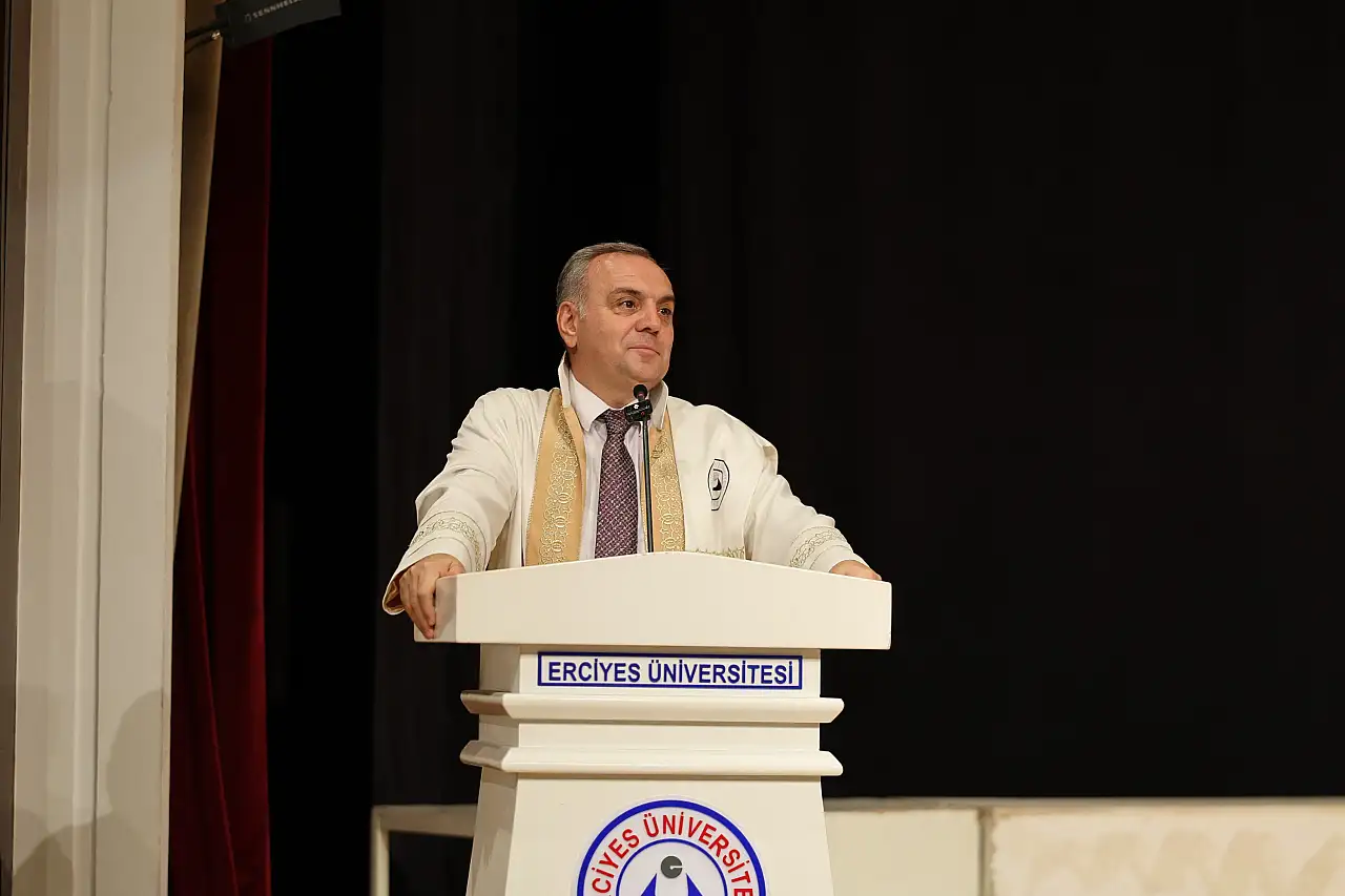ERÜ'de mezunlara anlamlı mesaj