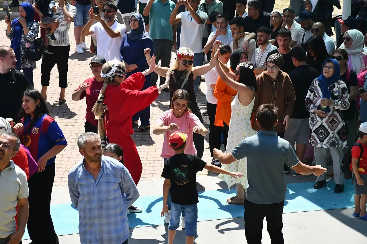 Kayseri'de binlerce kişi orada buluştu! Türküler ve halaylar geceye damga vurdu