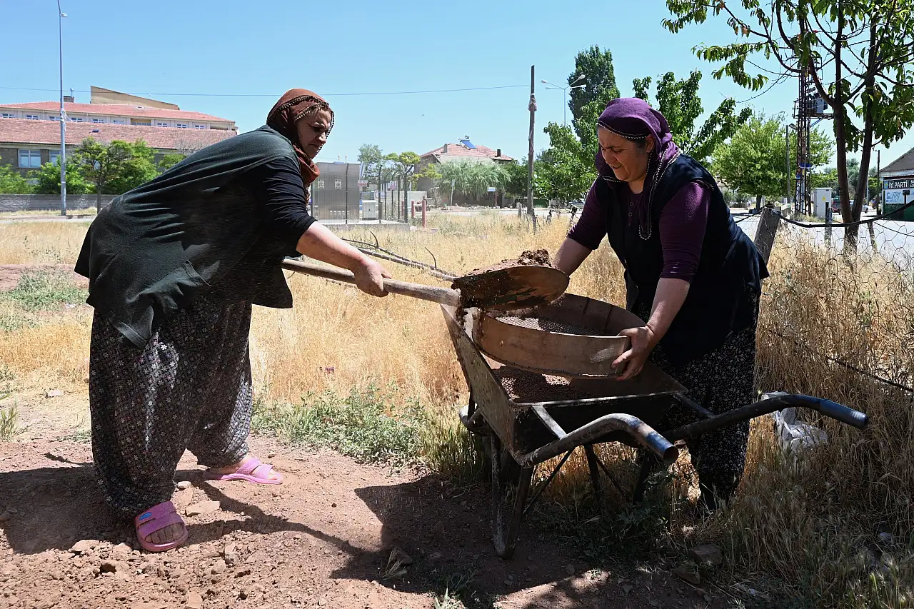 Kayseri'de kadınlar üretiyor: İnşaat işinden zor!