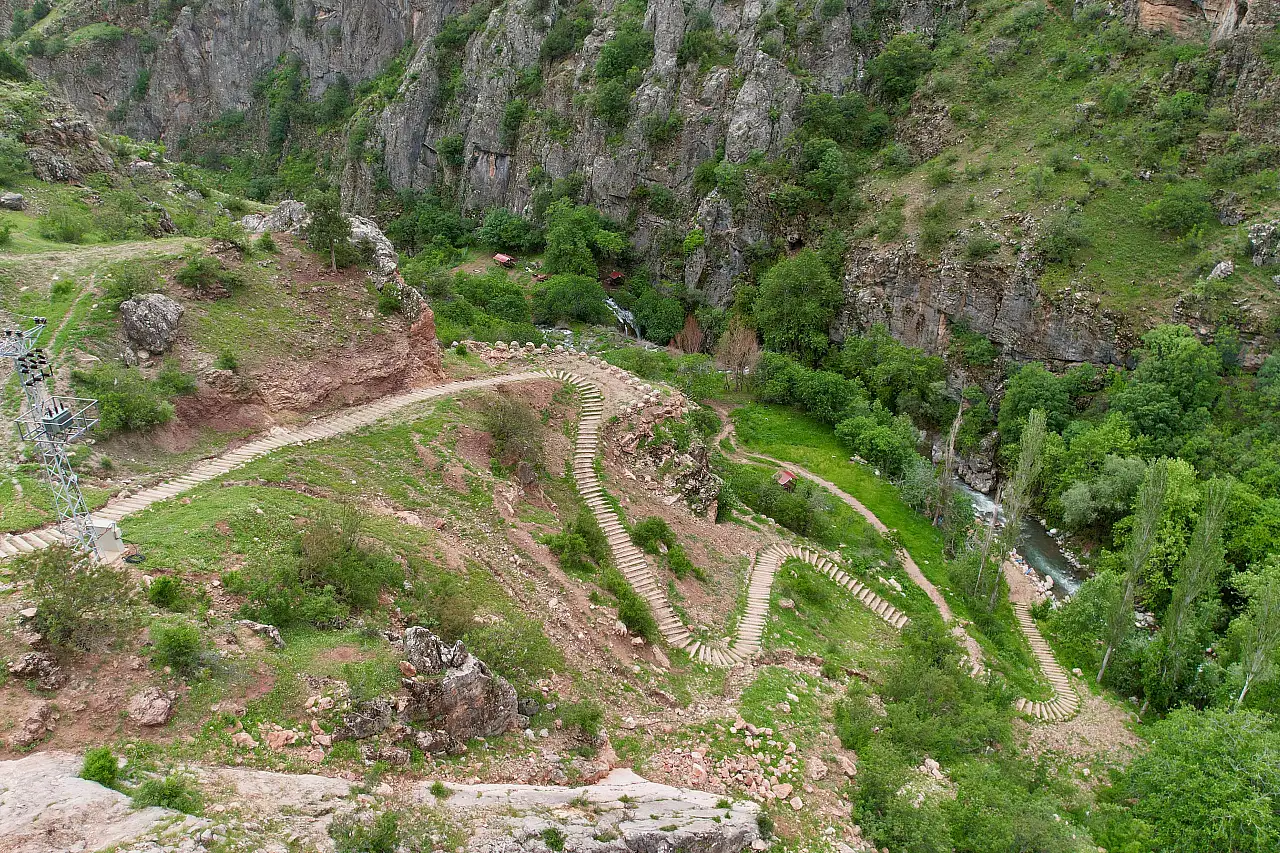Yahyalı'da turizme yeni güç katacak proje: Şelaleye ulaşım kolaylaşacak!