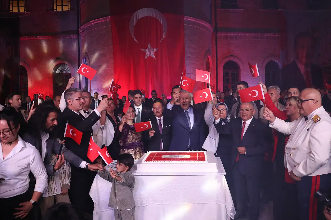 Vali Çiçek'in sözleri damga vurdu! Kayseri'de Zafer Bayramı coşkusu!