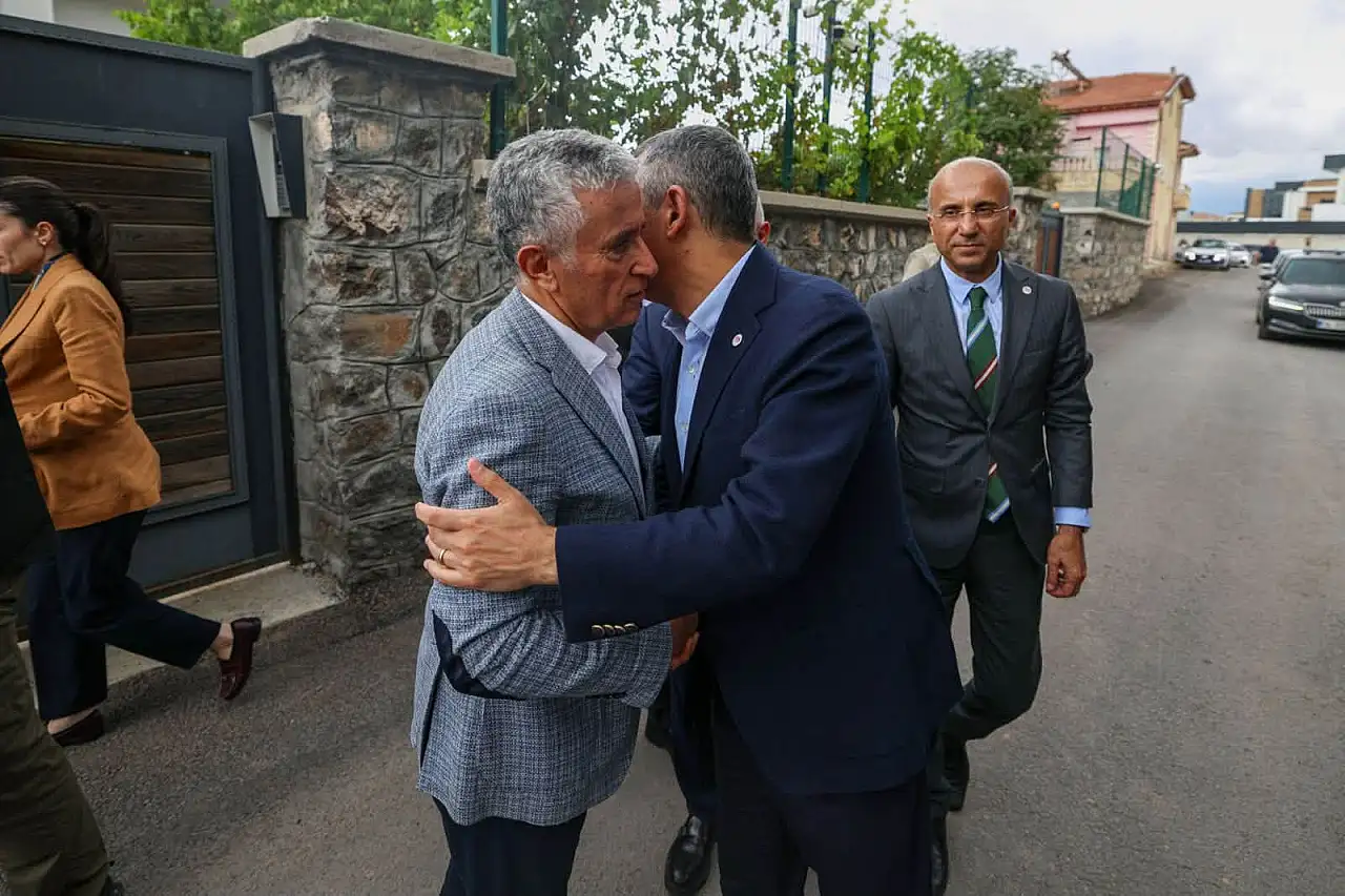 Özel'den Kayserili aileye taziye ziyareti