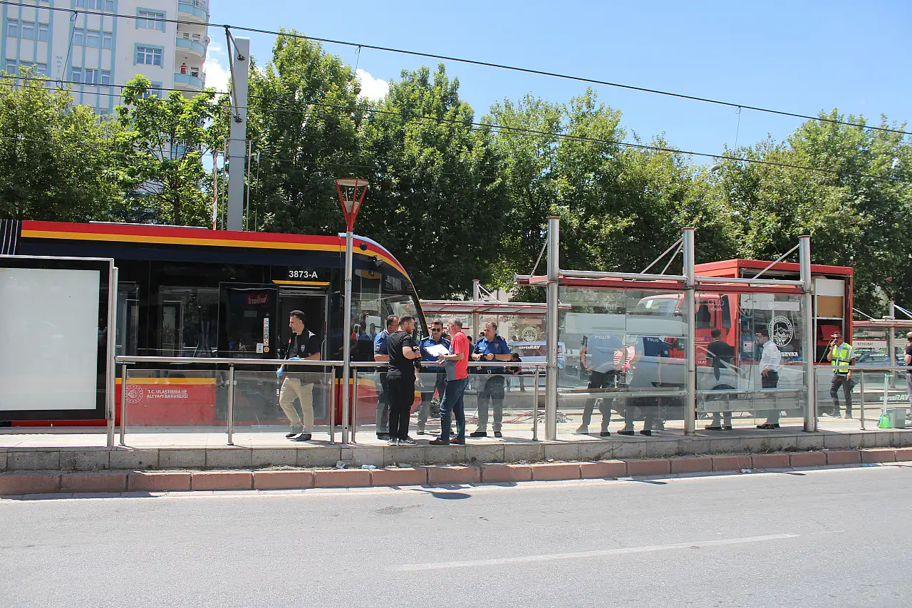 Genç kadın tramvayın altında kaldı!