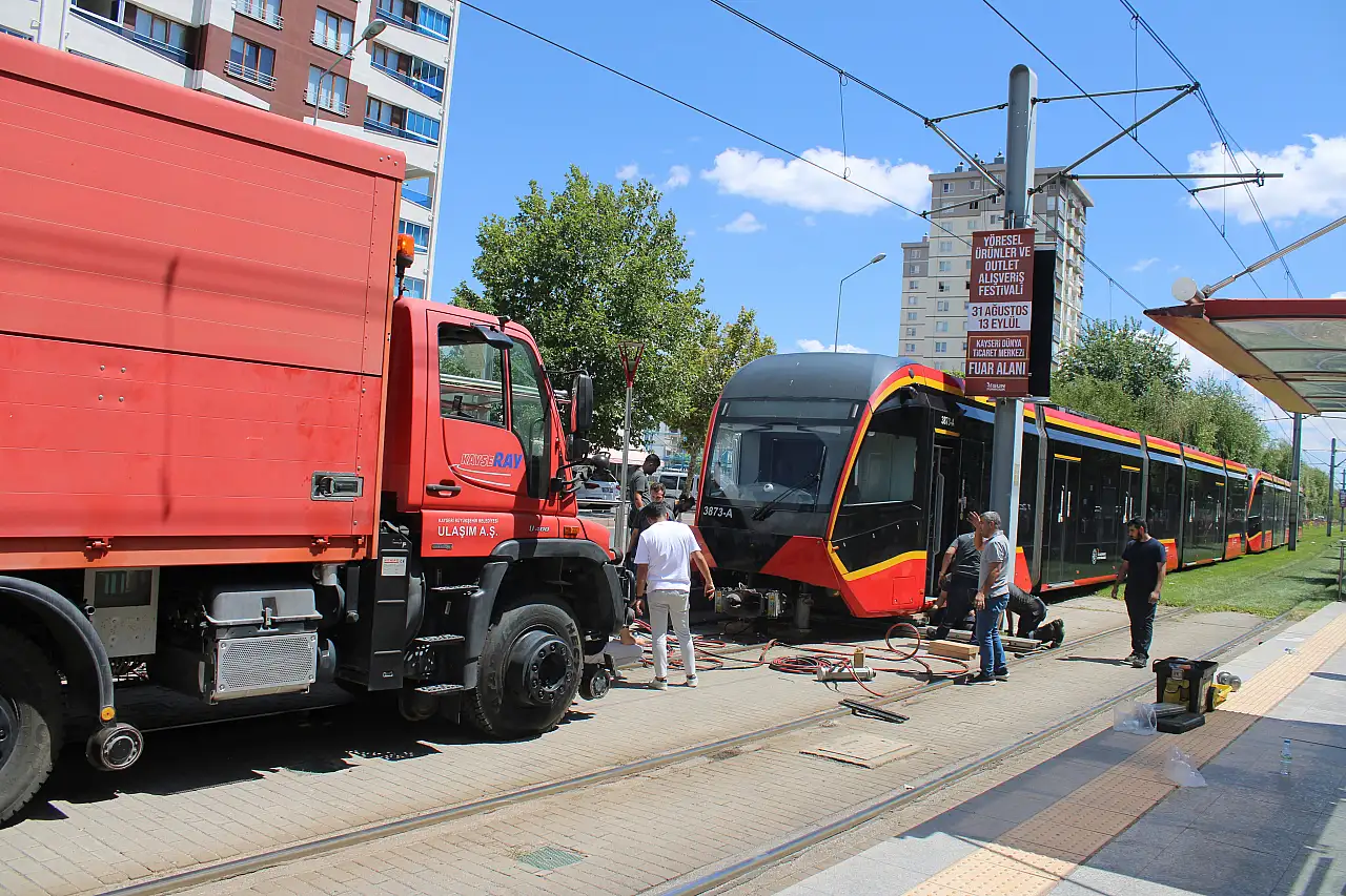 Genç kadın tramvayın altında kaldı!