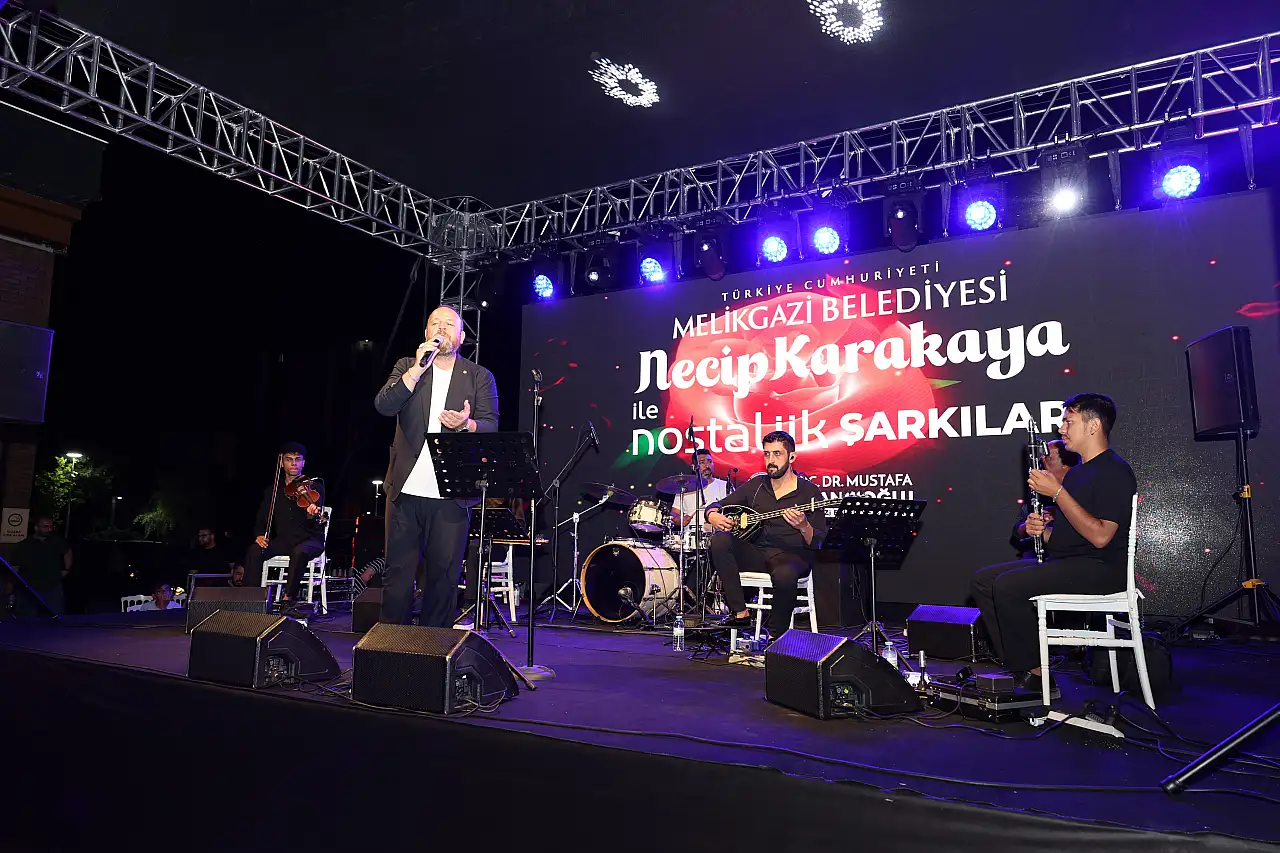 Kayseri'de akşam saatlerinde başlayan etkinlik vatandaşları geçmişe götürdü
