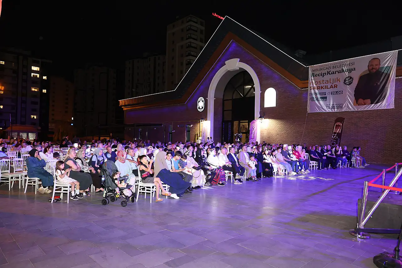 Kayseri'de akşam saatlerinde başlayan etkinlik vatandaşları geçmişe götürdü