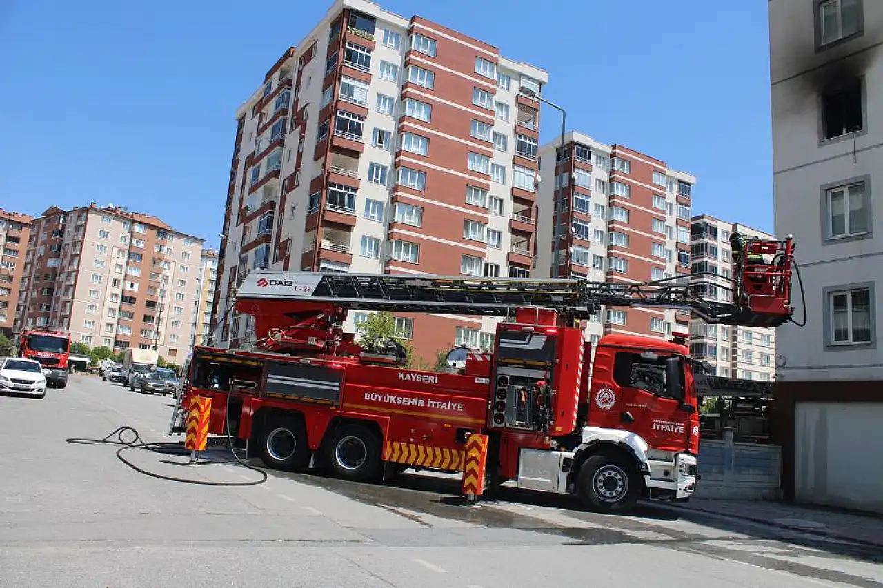 Kayseri'de 9 katlı binada yangın : 1'i çocuk 3 kişi son anda indirildi!