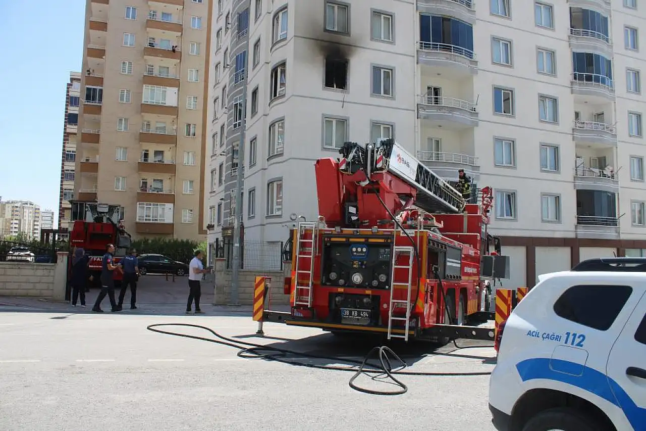 Kayseri'de 9 katlı binada yangın : 1'i çocuk 3 kişi son anda indirildi!