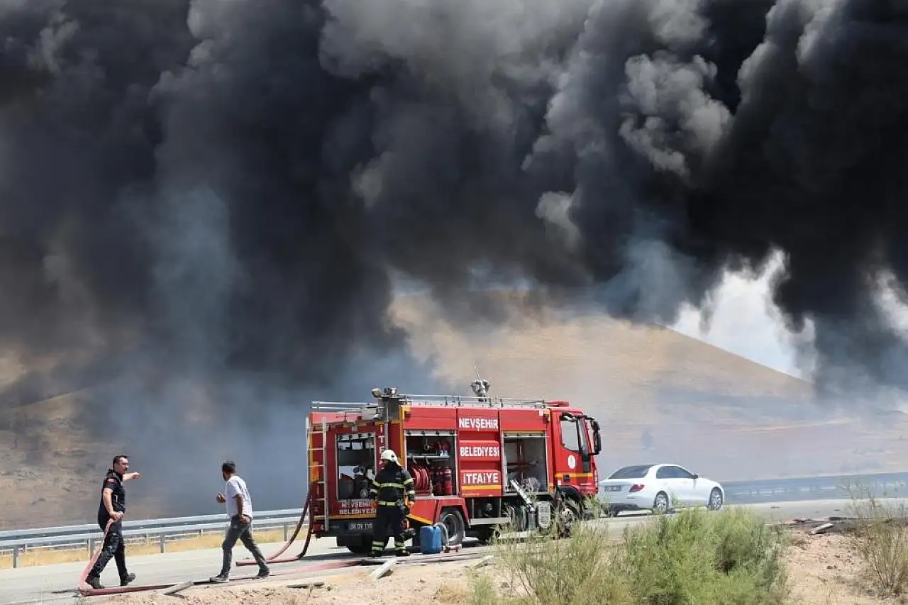 Nevşehir'de devrilen tırda yangın: 1 ölü