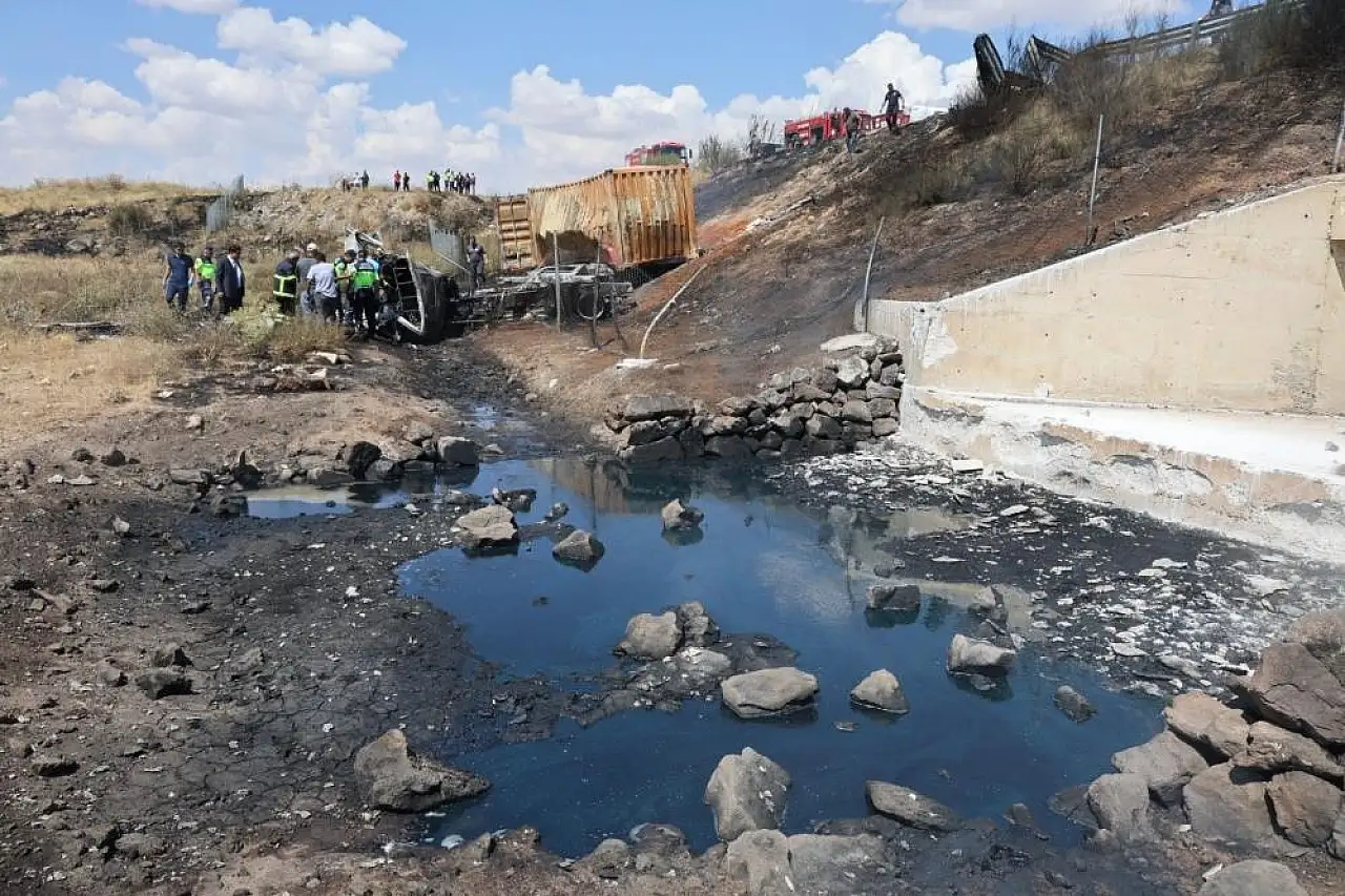 Nevşehir'de devrilen tırda yangın: 1 ölü