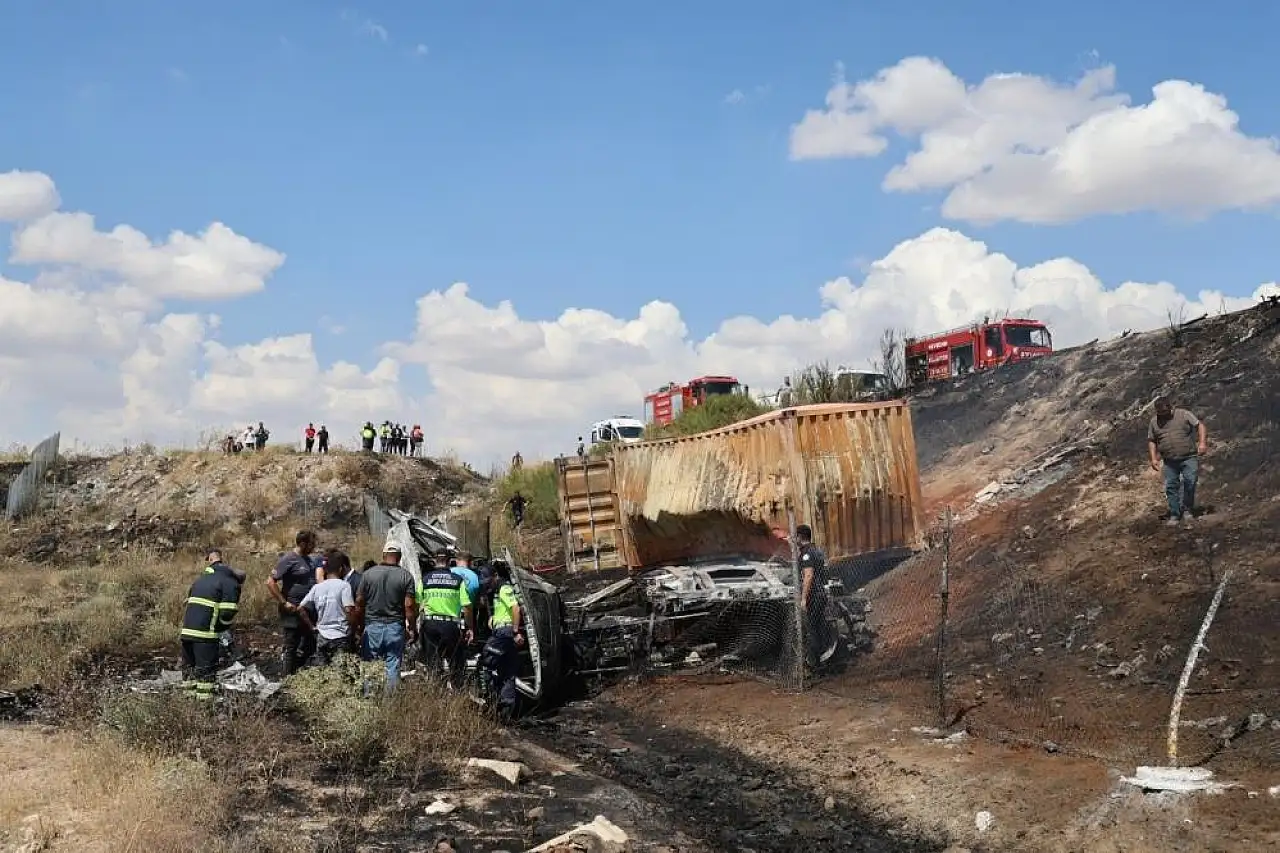 Nevşehir'de devrilen tırda yangın: 1 ölü