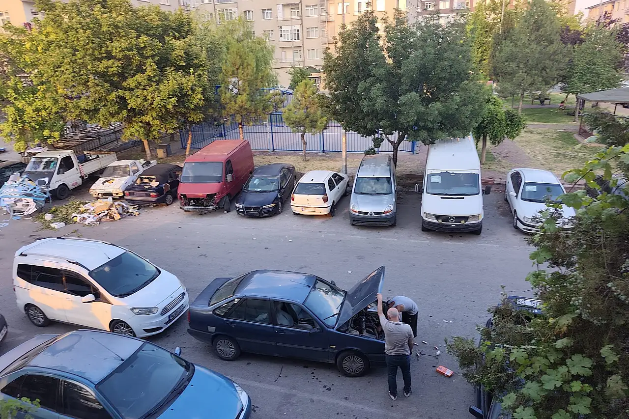 Kayseri'de mahalle sakinleri isyan etti: Çocuklar parka giderken araçların arasından geçiyor!