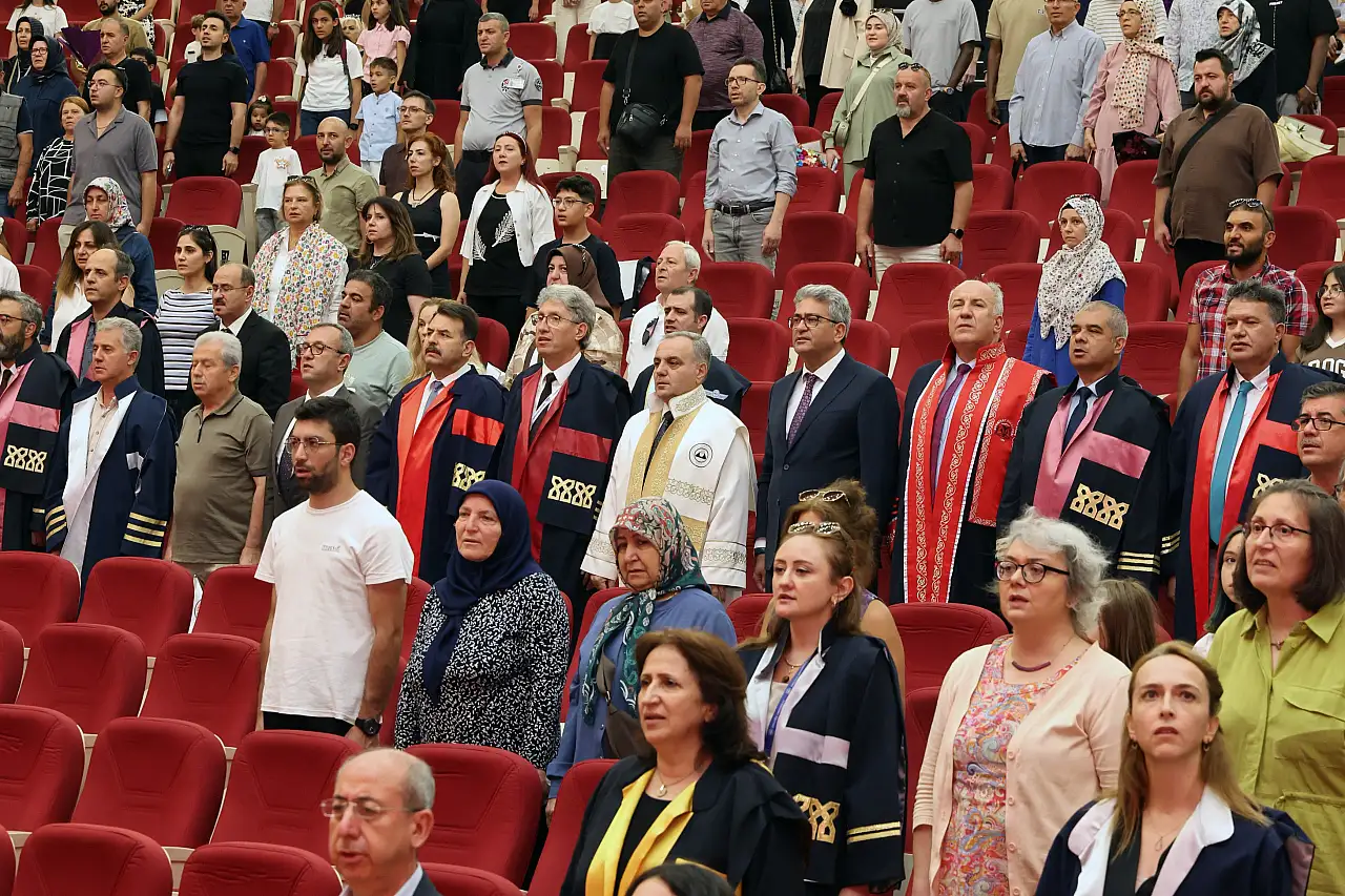 250 öğrenci için mezuniyet sevinci!