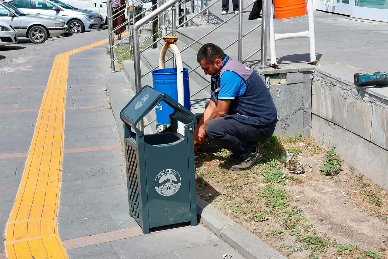 Kayseri'de ilçe meydanında dikkat çeken değişim! Bir bir yerleştirdi