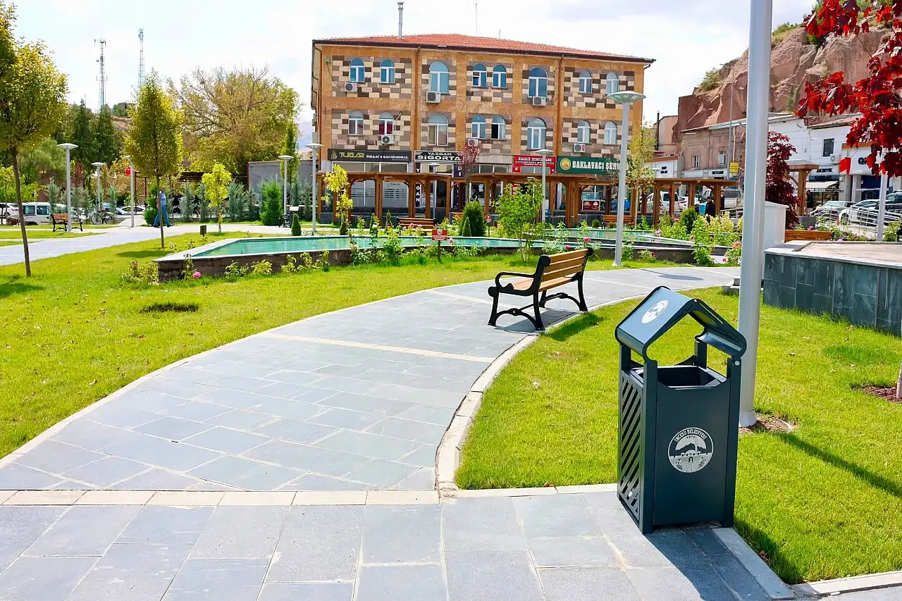 Kayseri'de ilçe meydanında dikkat çeken değişim! Bir bir yerleştirdi