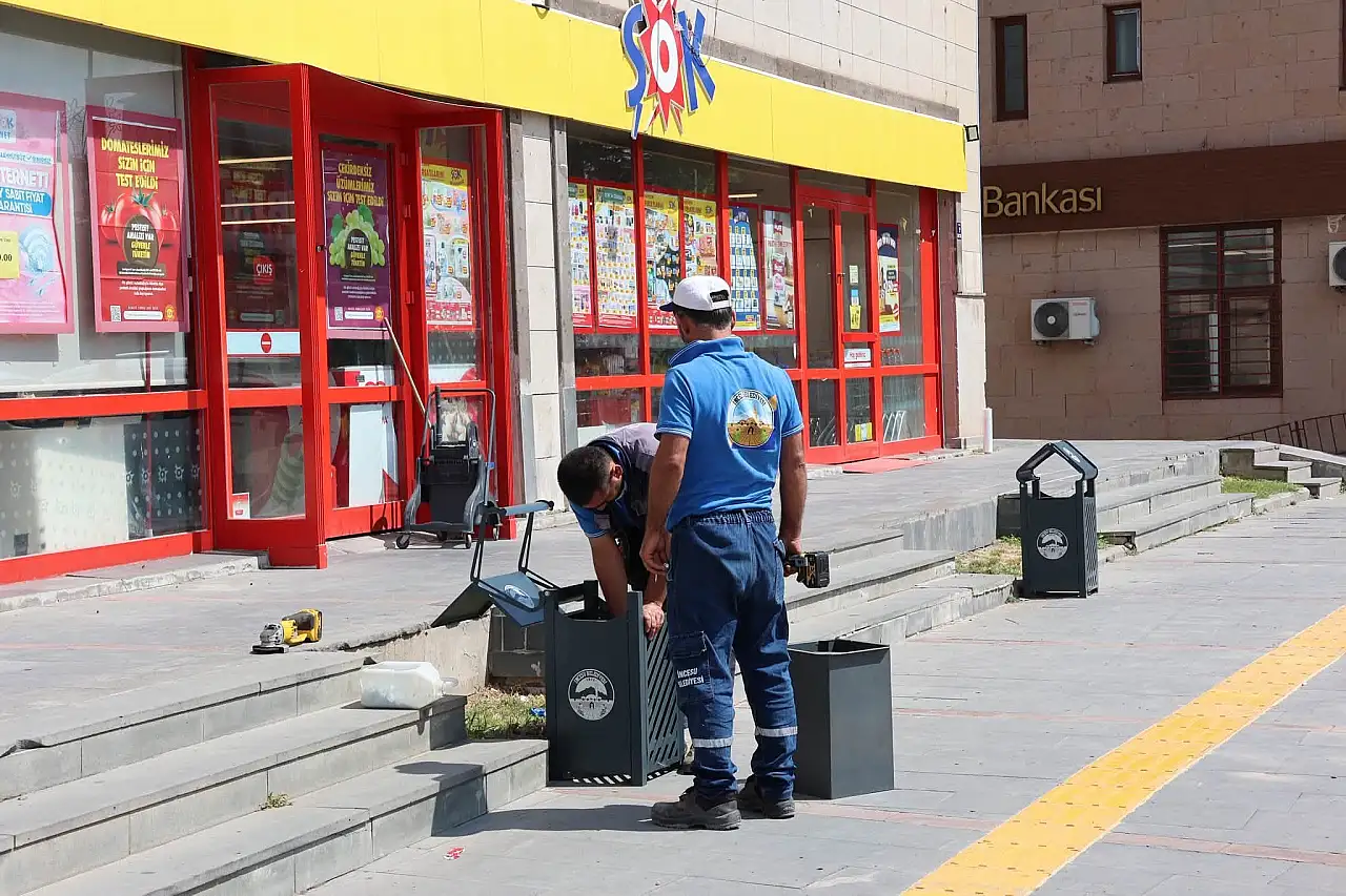 Kayseri'de ilçe meydanında dikkat çeken değişim! Bir bir yerleştirdi