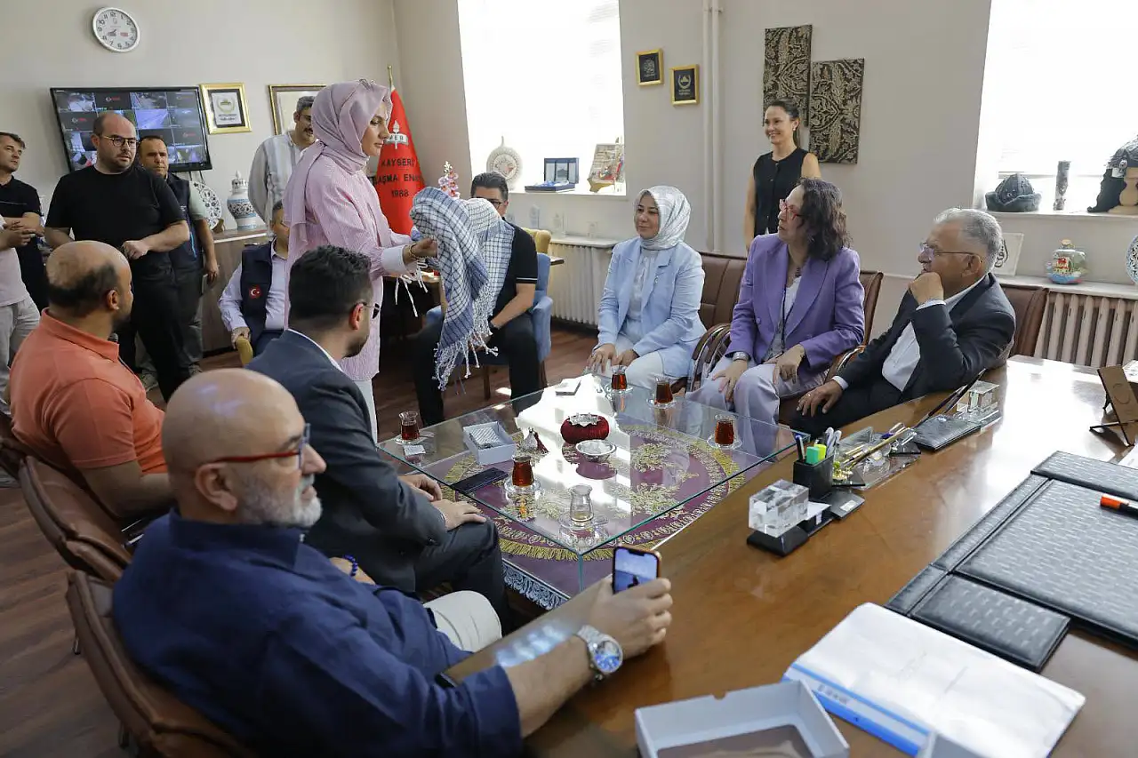 Başkan Büyükkılıç Kayseri Devlet Tiyatrosu'nu ziyaret etti!