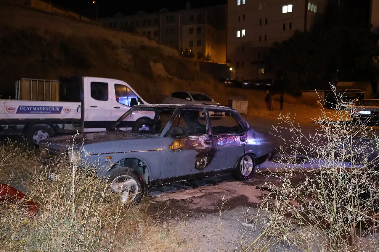 Nevşehir'de park halindeki otomobil bir anda alevlere teslim oldu!